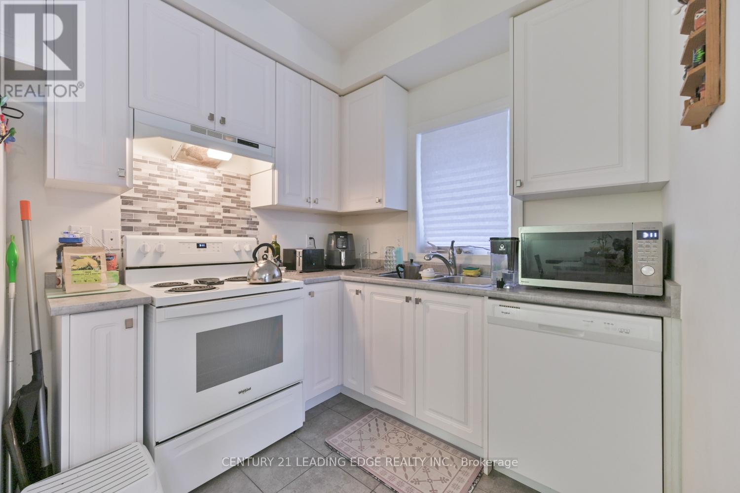 231 Vivant Street, Newmarket, Ontario  L3X 0K7 - Photo 15 - N12530034