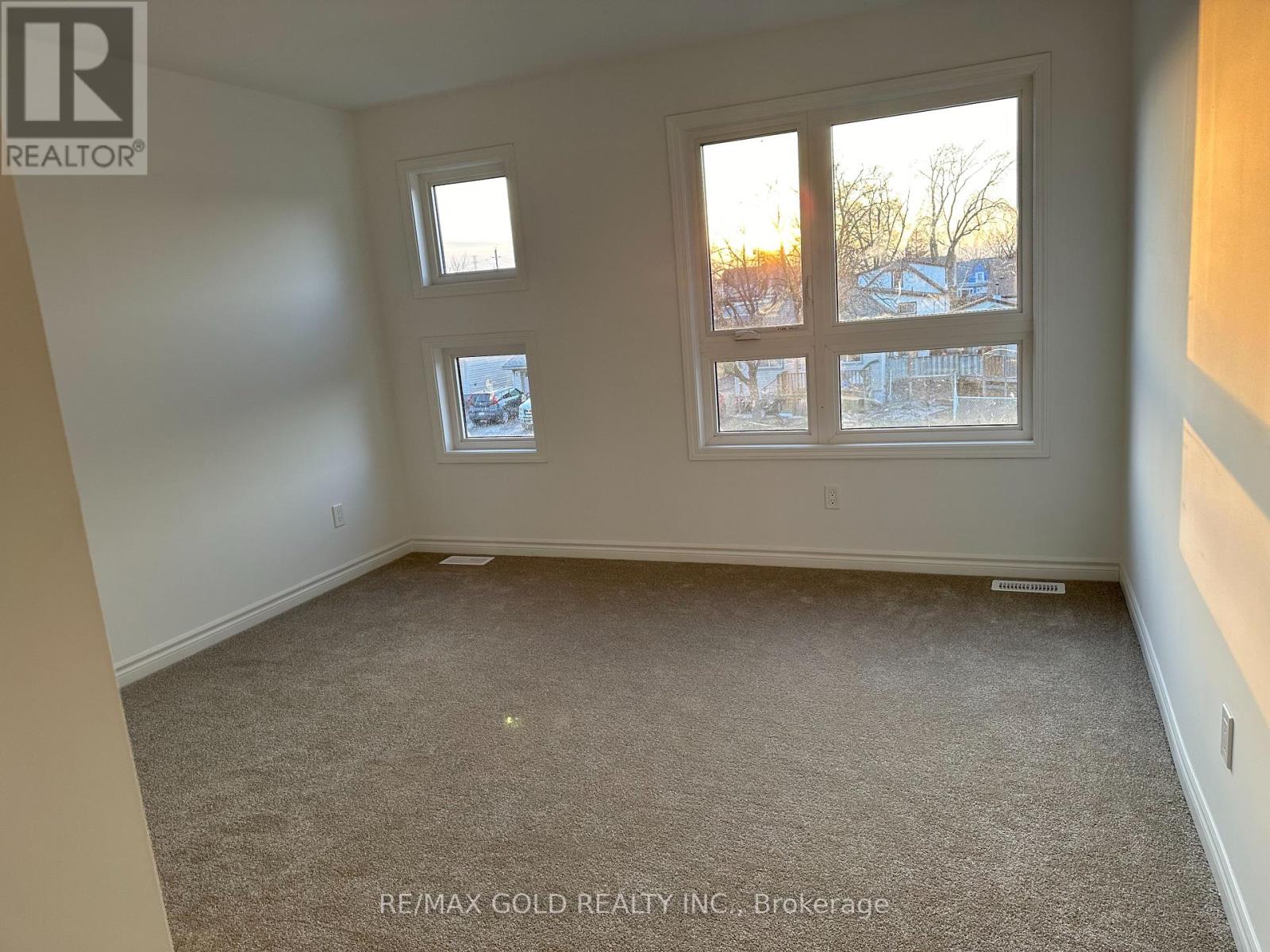 222 Pilkington Street, Thorold, Ontario L2V 1K5 - Photo 13 - X12459037