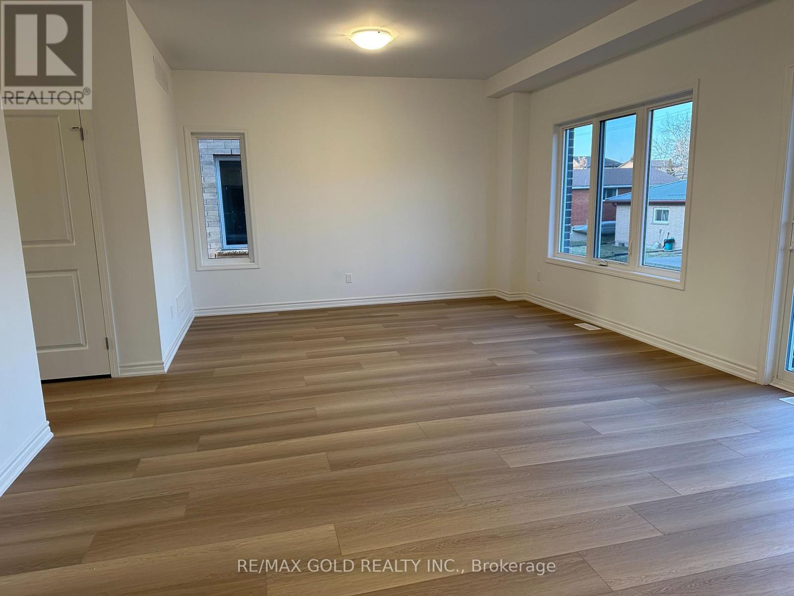 222 Pilkington Street, Thorold, Ontario L2V 1K5 - Photo 7 - X12459037