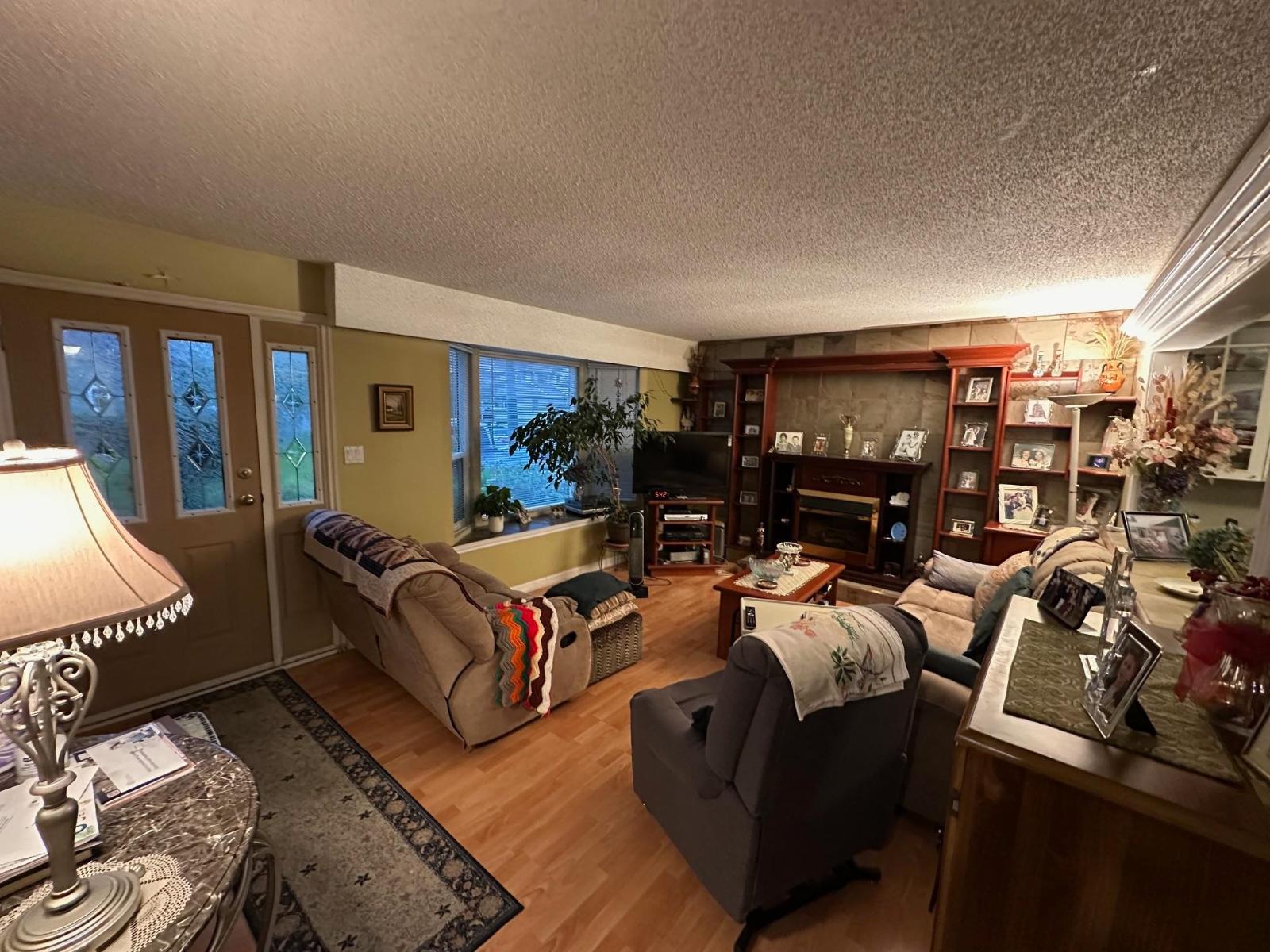 15970 Thrift Avenue, White Rock, British Columbia  V4B 2N1 - Photo 3 - R3061442