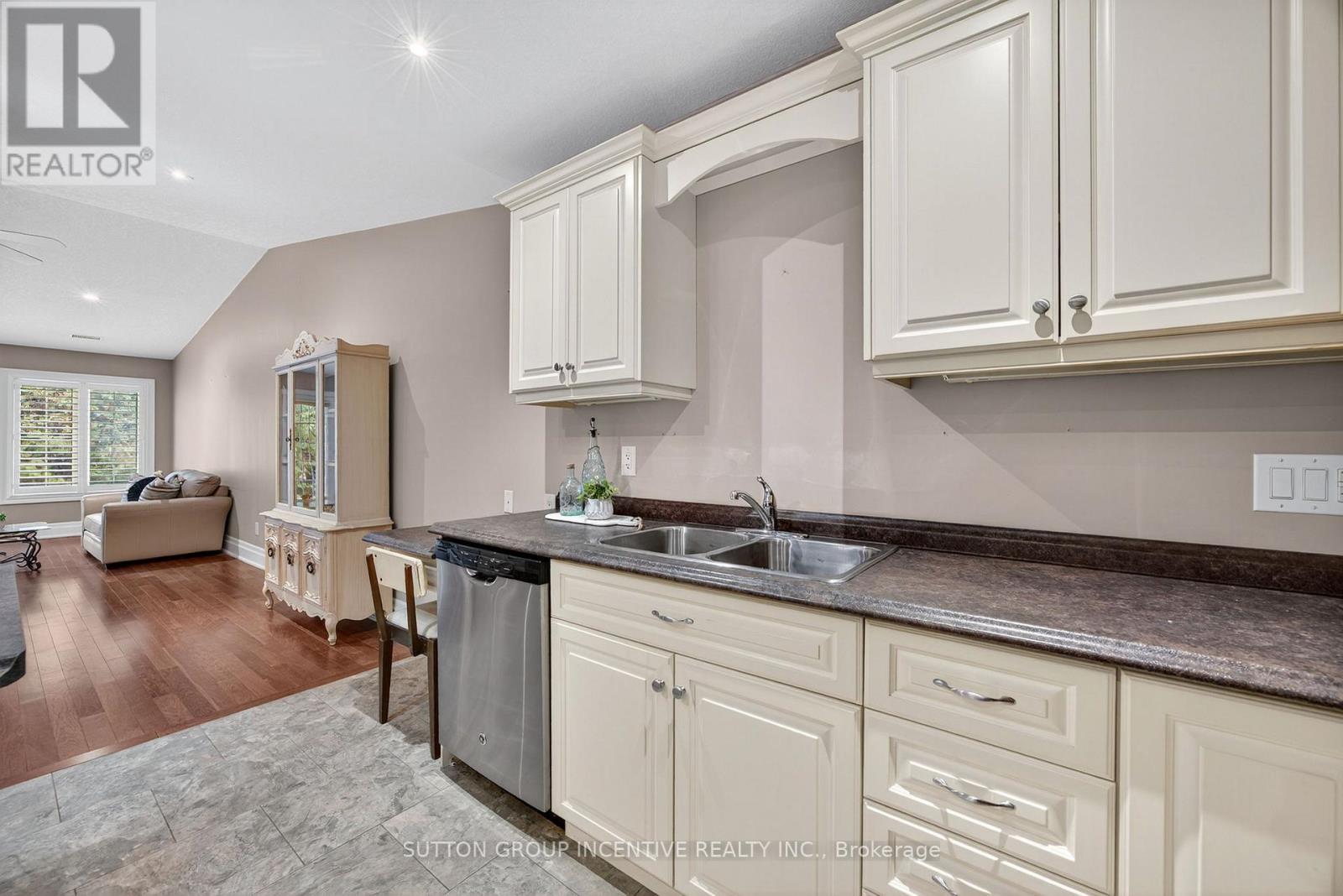 53 Clover Crescent, Wasaga Beach, Ontario  L9Z 0A4 - Photo 13 - S12529910