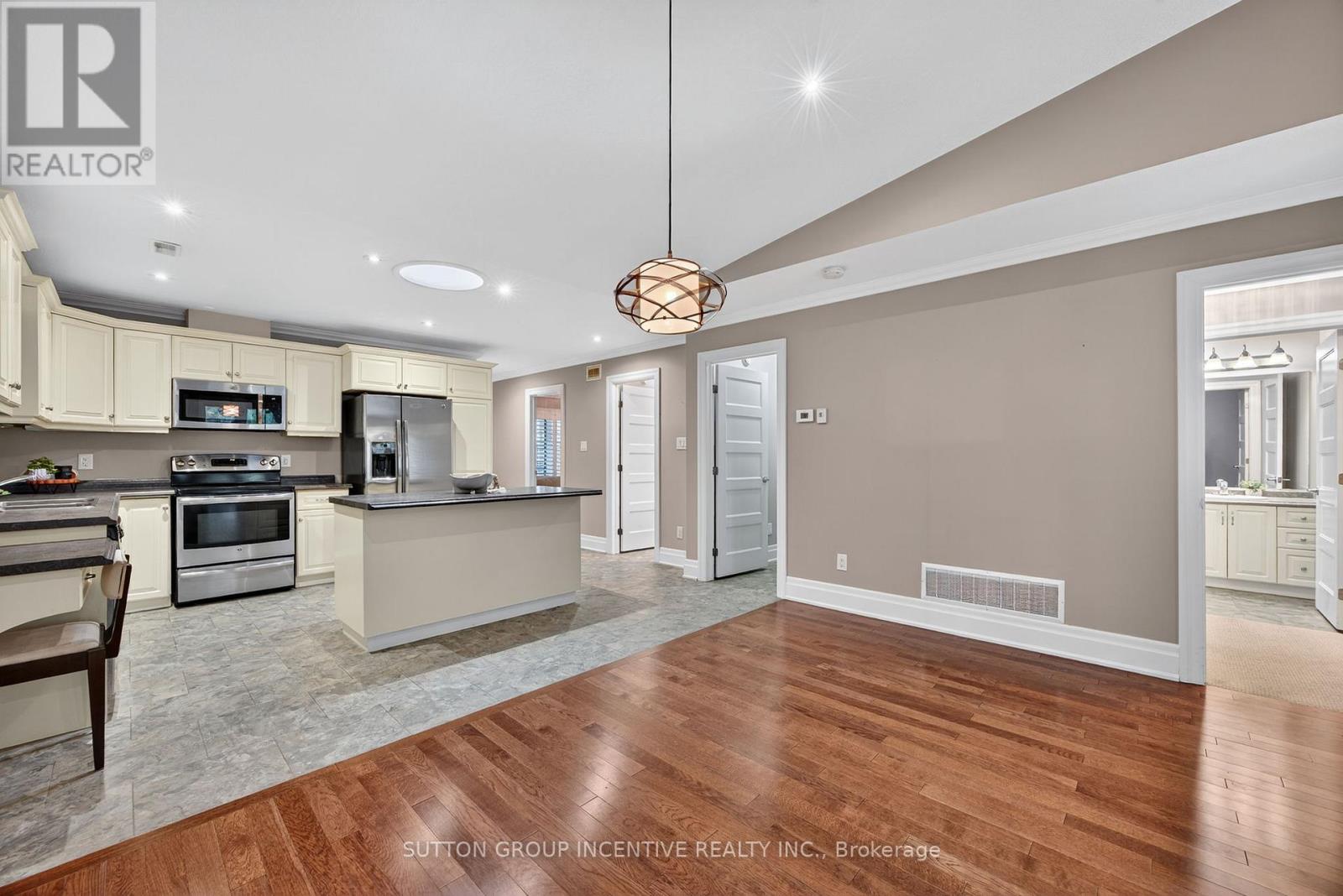 53 Clover Crescent, Wasaga Beach, Ontario  L9Z 0A4 - Photo 16 - S12529910