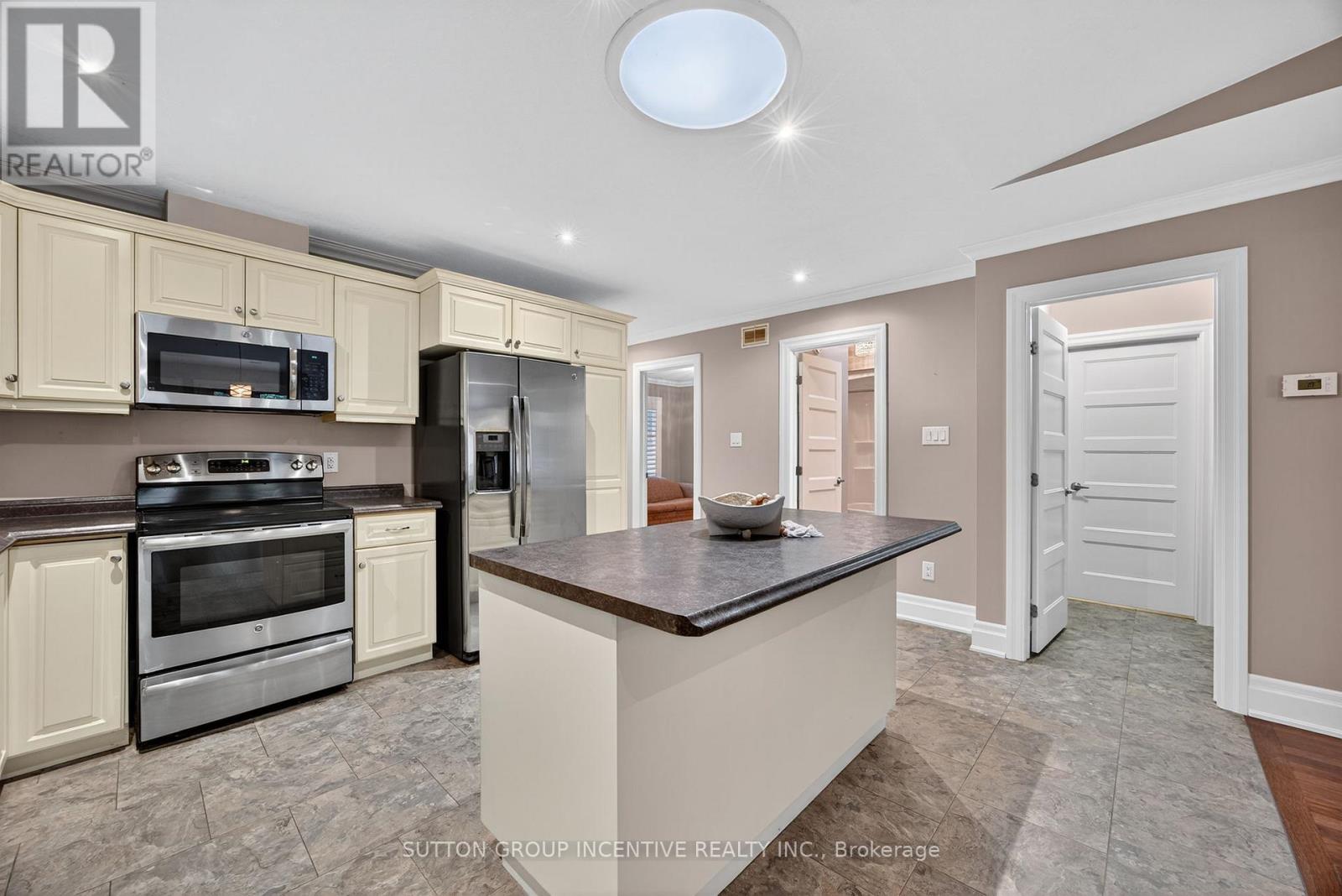 53 Clover Crescent, Wasaga Beach, Ontario  L9Z 0A4 - Photo 9 - S12529910