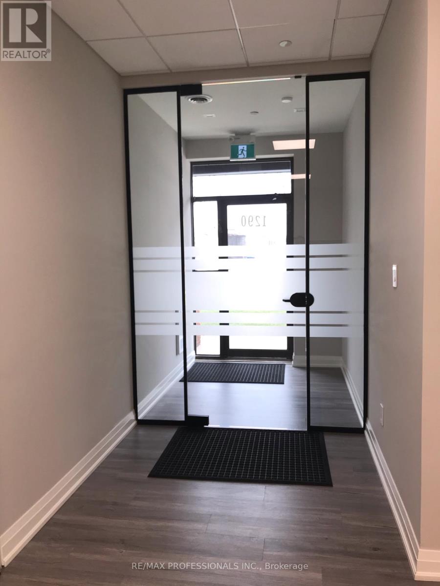 A - 1290 Aimco Boulevard, Mississauga, Ontario  L4W 1B2 - Photo 3 - W12529892