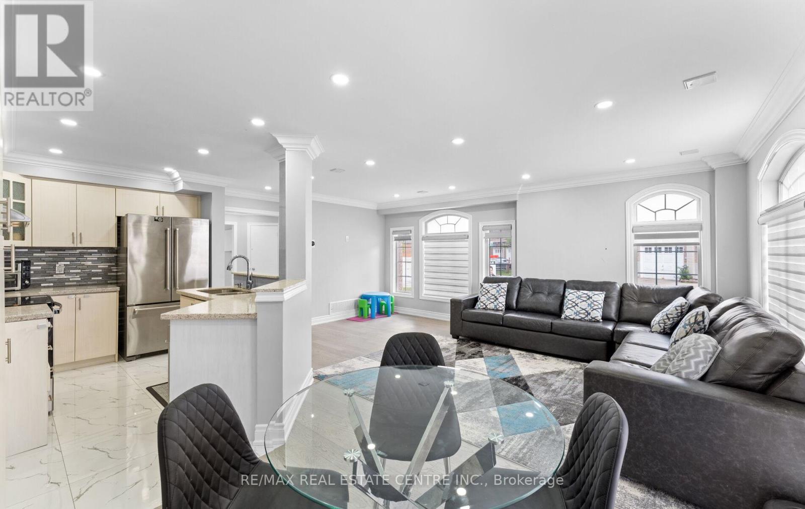 32 - 32 Viewcrest Circle, Toronto, Ontario  M9W 7G5 - Photo 12 - W12528976