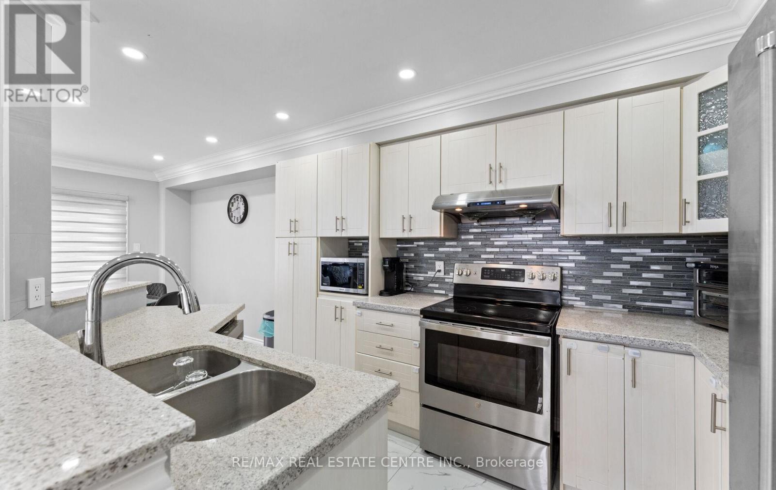 32 - 32 Viewcrest Circle, Toronto, Ontario  M9W 7G5 - Photo 7 - W12528976