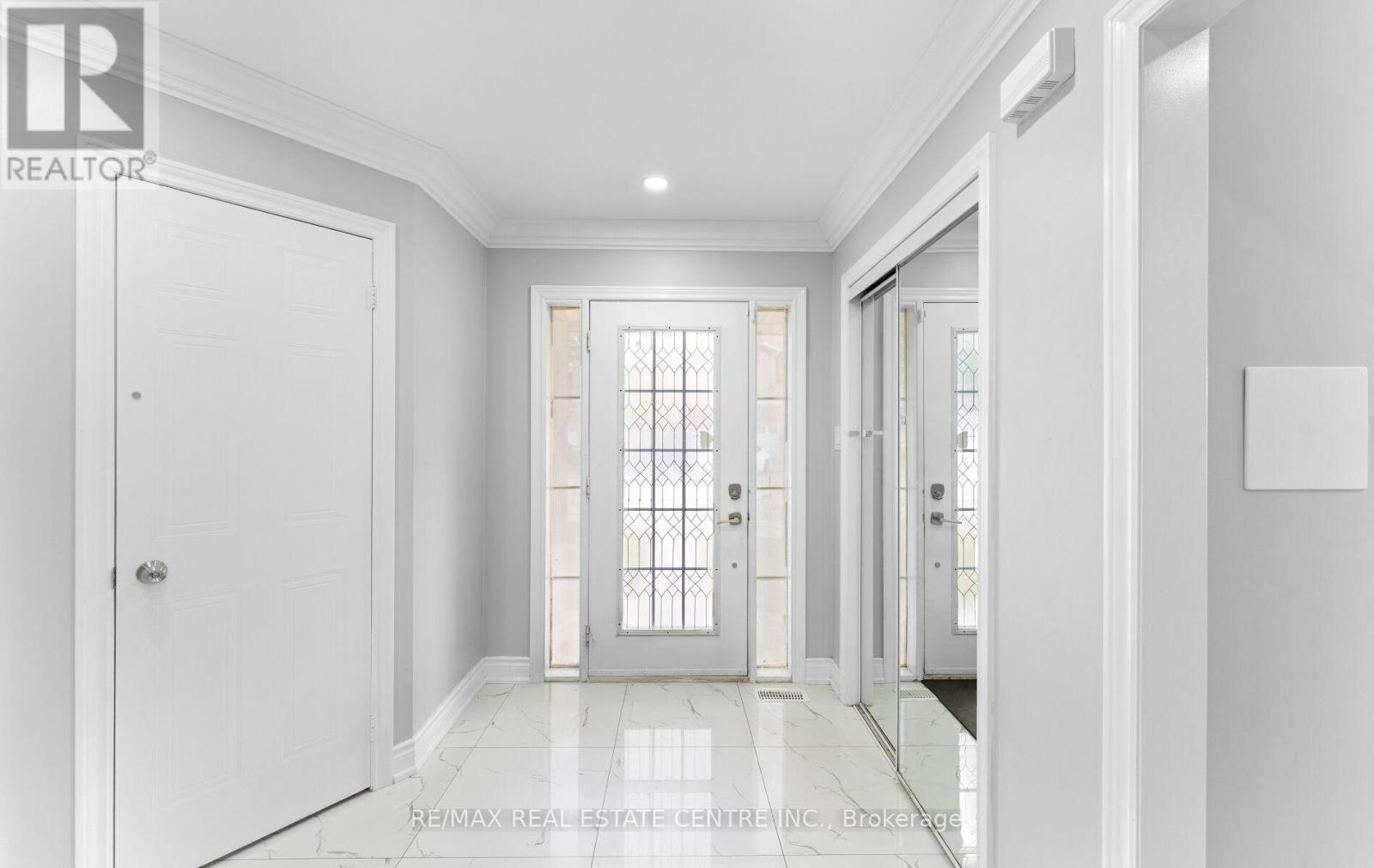 32 - 32 Viewcrest Circle, Toronto, Ontario  M9W 7G5 - Photo 4 - W12528976