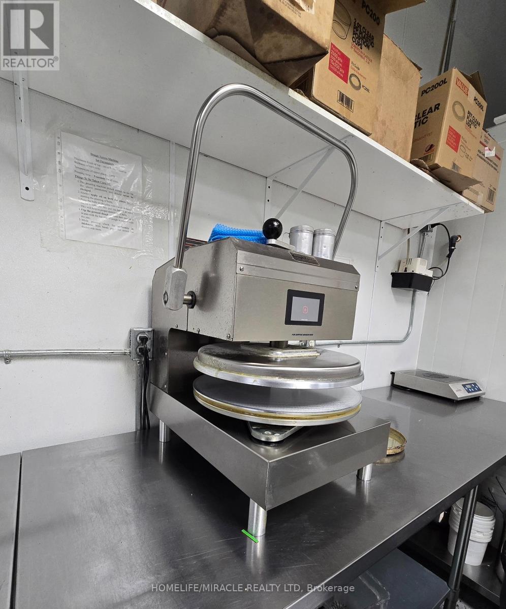 1120 Victoria Street, Kitchener, Ontario N2B 3T2 - Photo 5 - X12519216