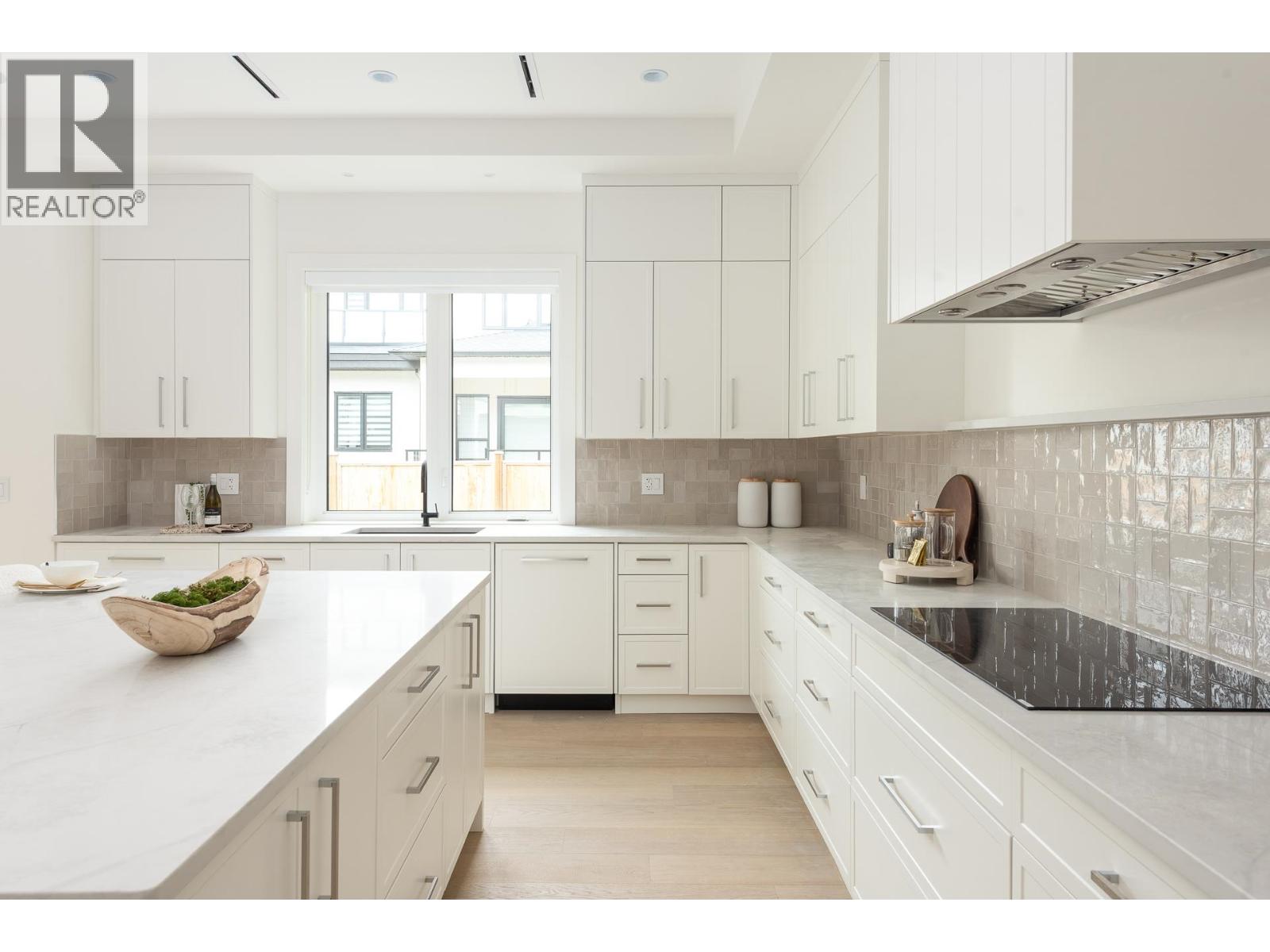 615 Nicola Avenue, Coquitlam, British Columbia  V3J 7W8 - Photo 2 - R3066209