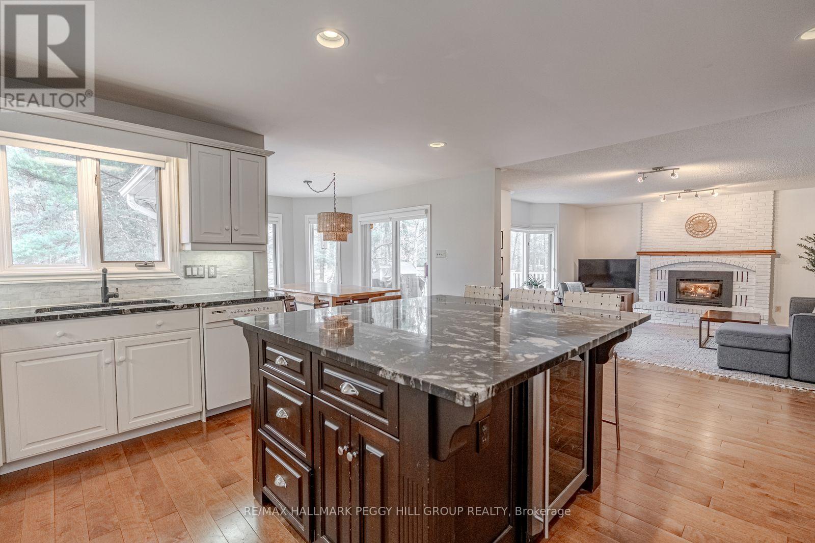 24 Willow Bay Drive, Springwater, Ontario  L9X 0R2 - Photo 6 - S12473384