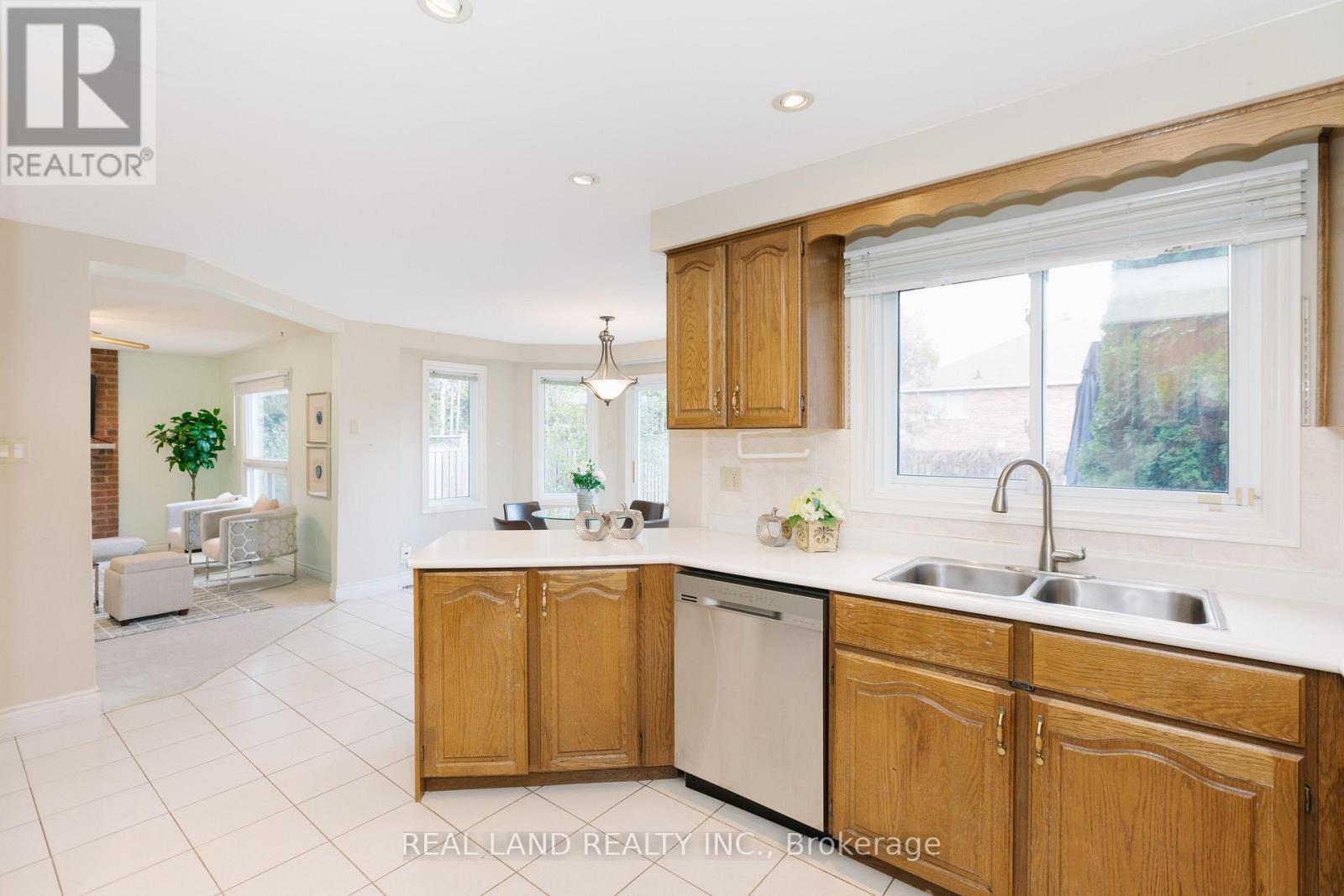 6 Mcgee Crescent, Aurora, Ontario  L4G 6L8 - Photo 16 - N12530122