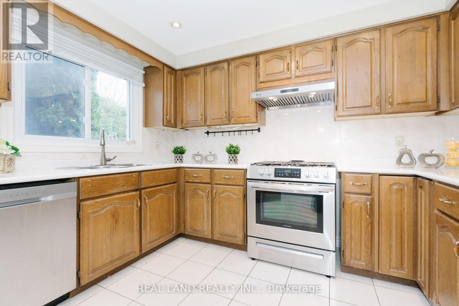 6 Mcgee Crescent, Aurora, Ontario  L4G 6L8 - Photo 17 - N12530122