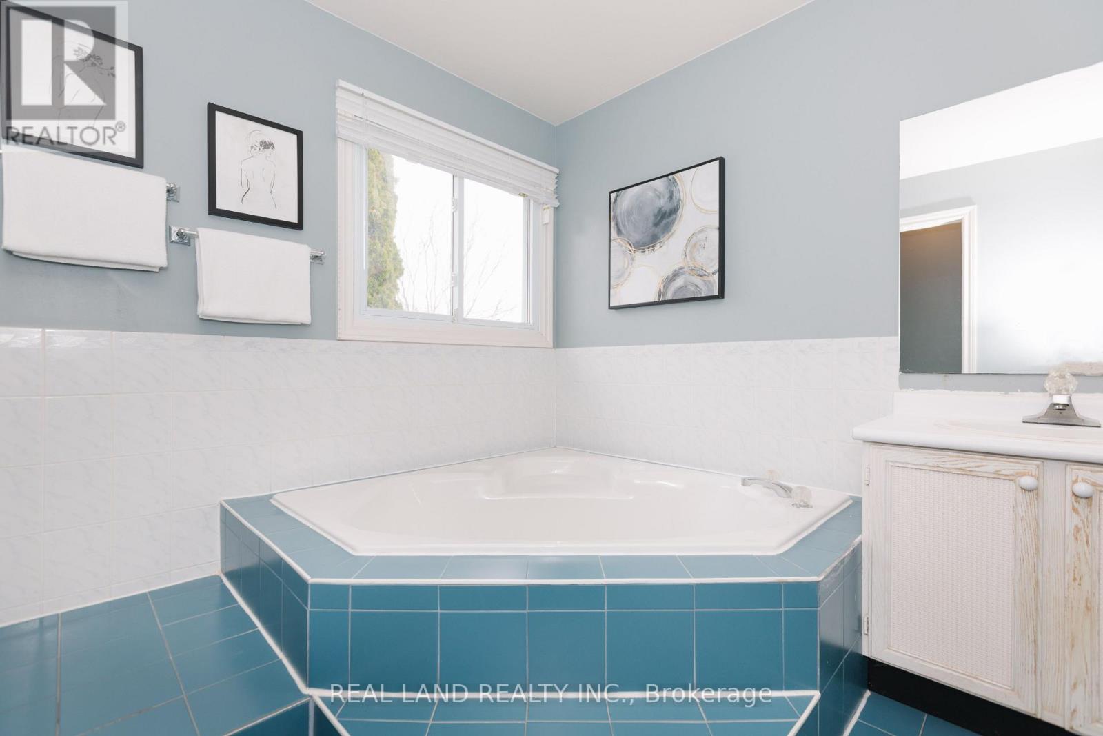 6 Mcgee Crescent, Aurora, Ontario  L4G 6L8 - Photo 30 - N12530122