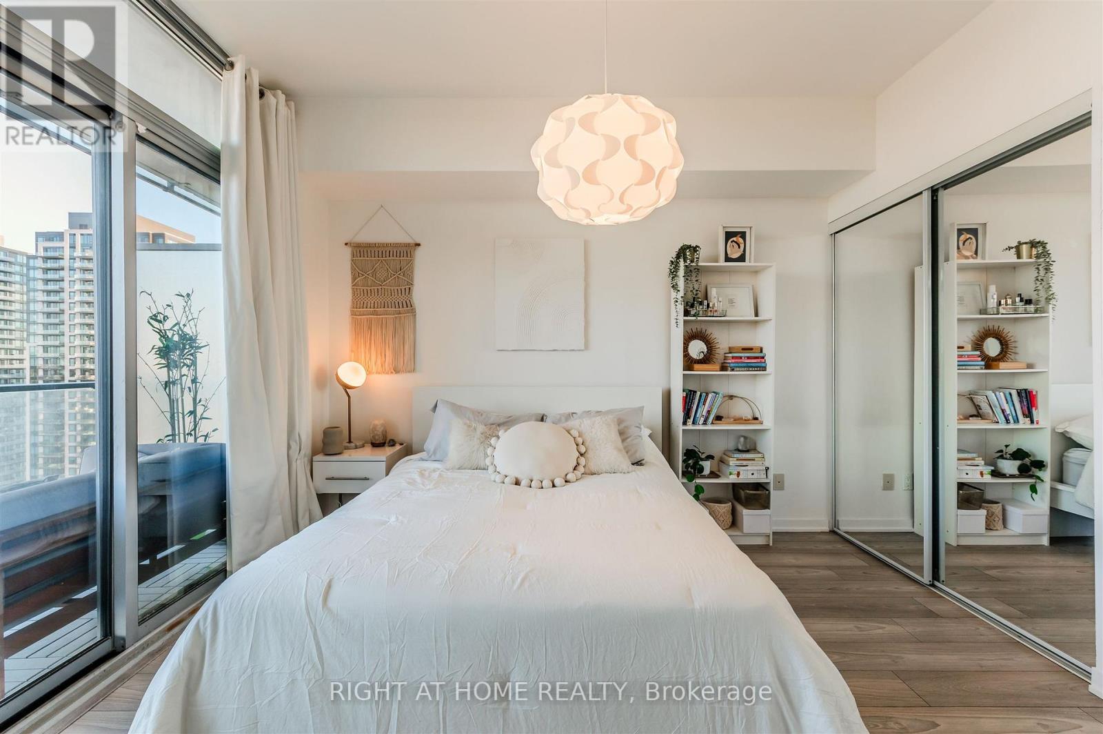 2616 - 103 The Queensway Avenue, Toronto, Ontario  M6S 5B3 - Photo 15 - W12530118