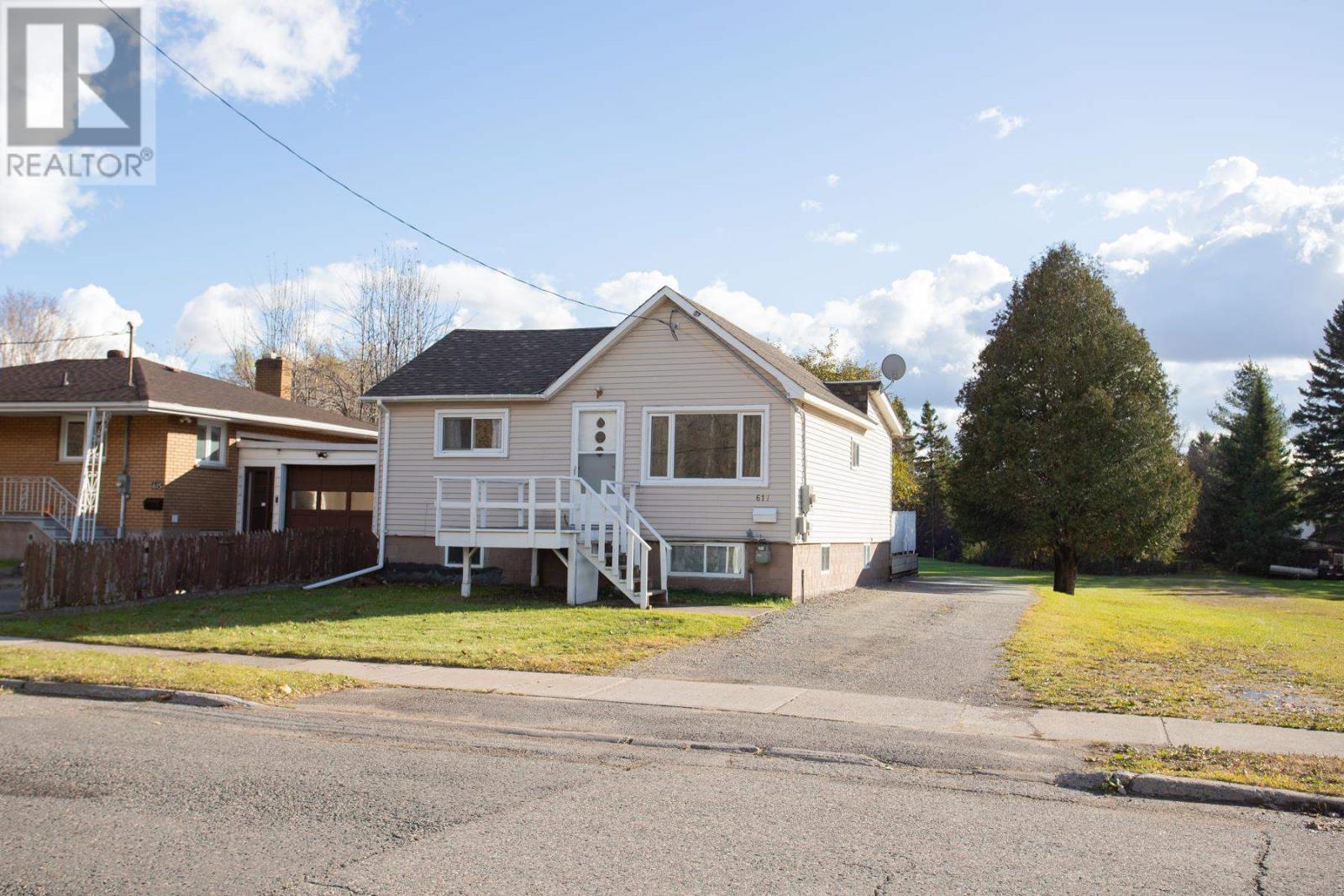 617 Douglas St, Sault Ste. Marie, Ontario  P6C 1V5 - Photo 1 - SM253179