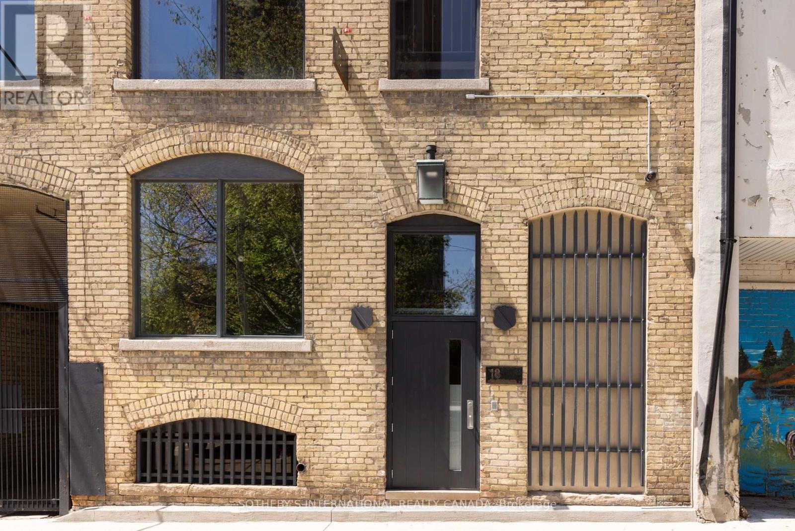 18 GLOUCESTER LANE, Toronto, Ontario