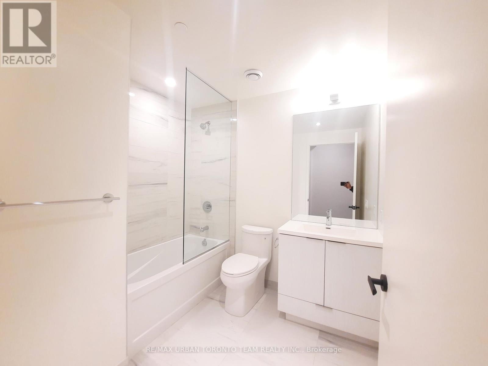 812 - 8 Interchange Way, Vaughan, Ontario  L4K 5Z7 - Photo 11 - N12530274