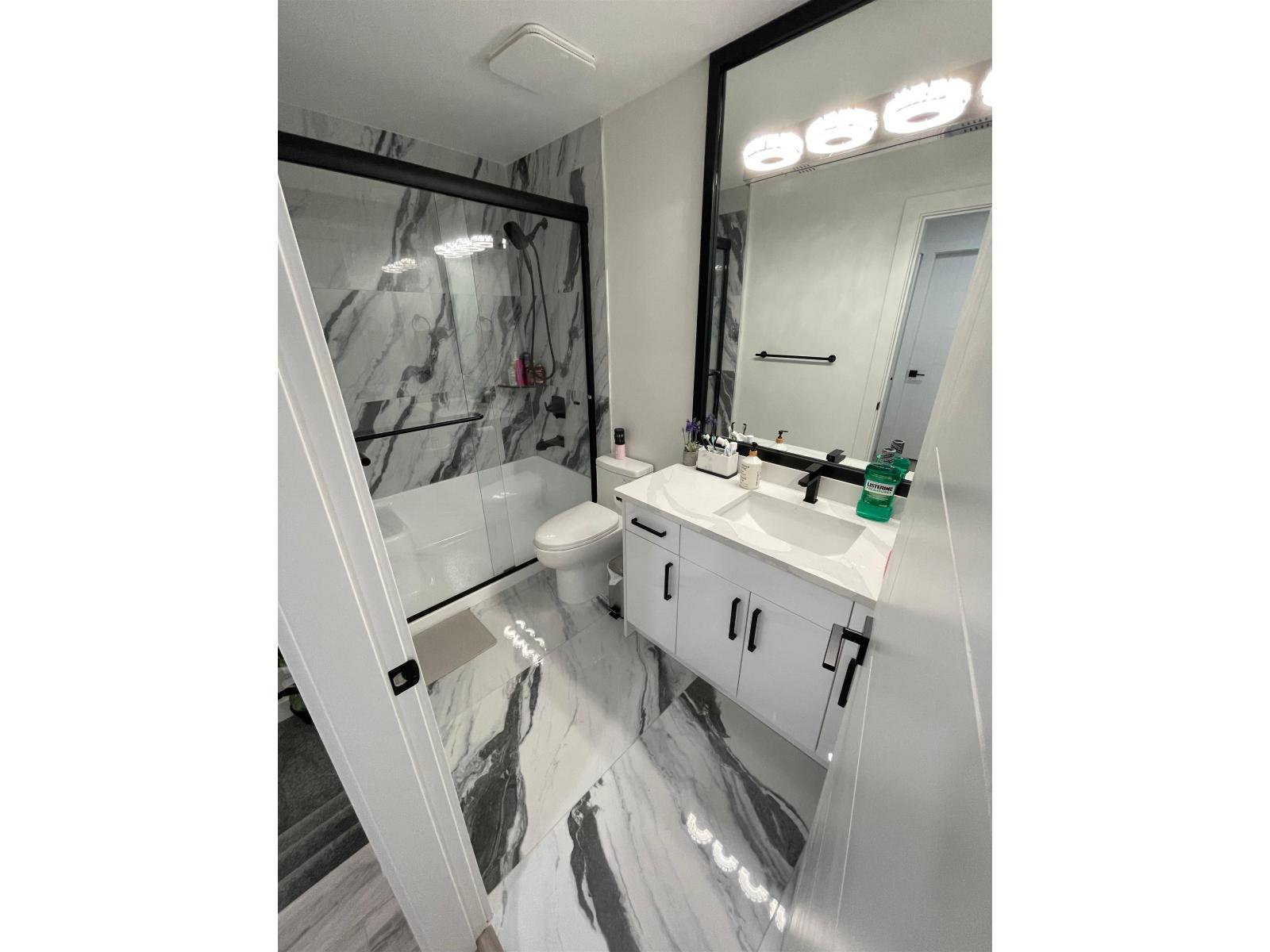 222 9462 Prince Charles Boulevard, Surrey, British Columbia  V3V 1S6 - Photo 3 - R3064992