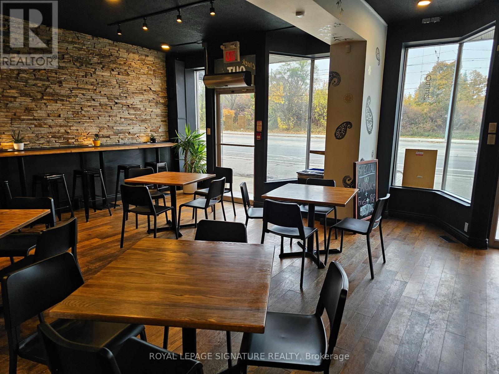 3747 Lake Shore Boulevard W, Toronto, Ontario  M8W 1P9 - Photo 3 - W12530288