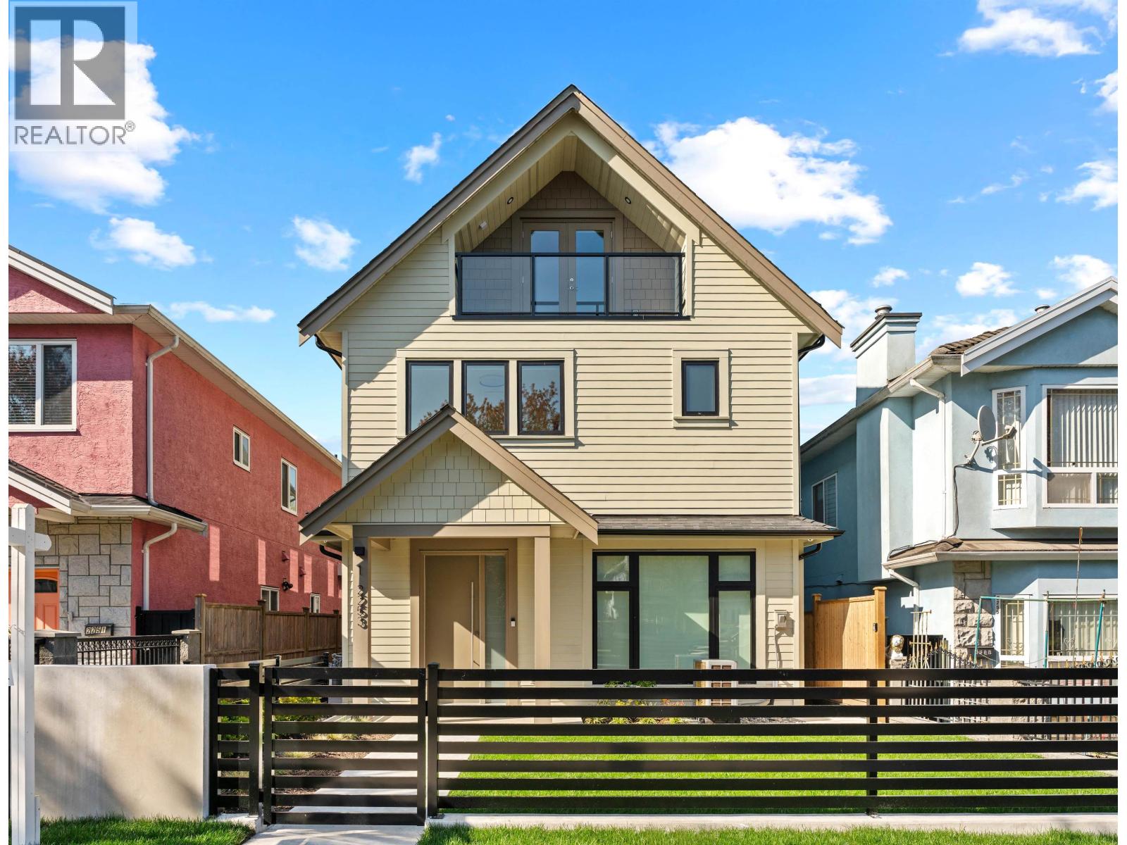 2 2253 Grant Street, Vancouver, British Columbia  V5L 2Z6 - Photo 1 - R3066254