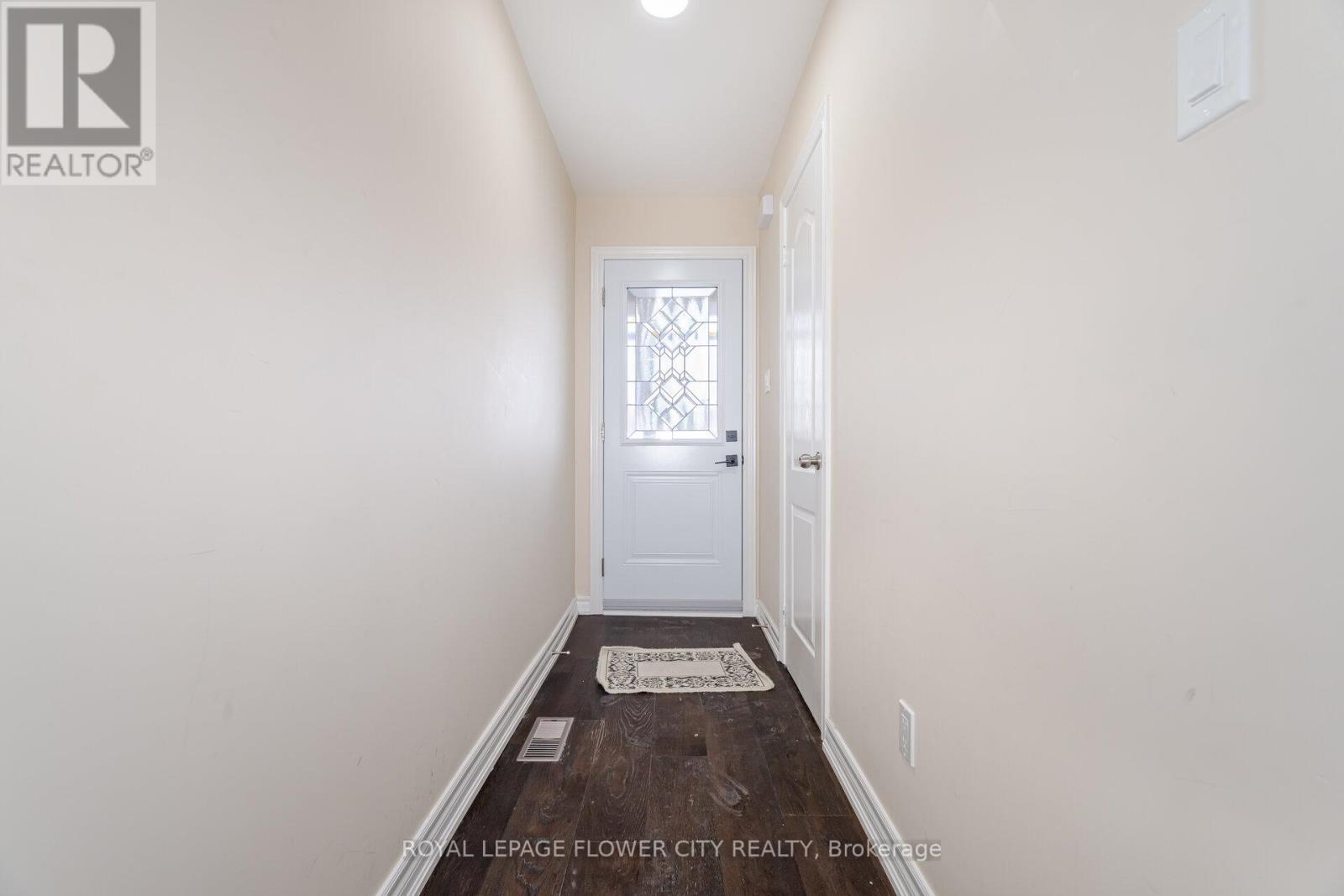 68 Denton Circle, Vaughan, Ontario  L6A 2N4 - Photo 4 - N12530488