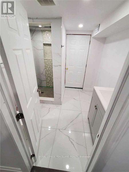 1236 Atkins Drive, Newmarket, Ontario  L3X 0C3 - Photo 5 - N12530496