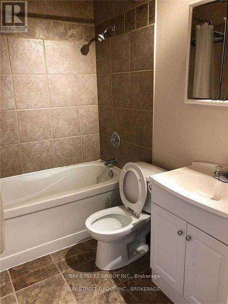 241 Taylor Mills Drive N, Richmond Hill, Ontario  L4C 2T8 - Photo 7 - N12530504