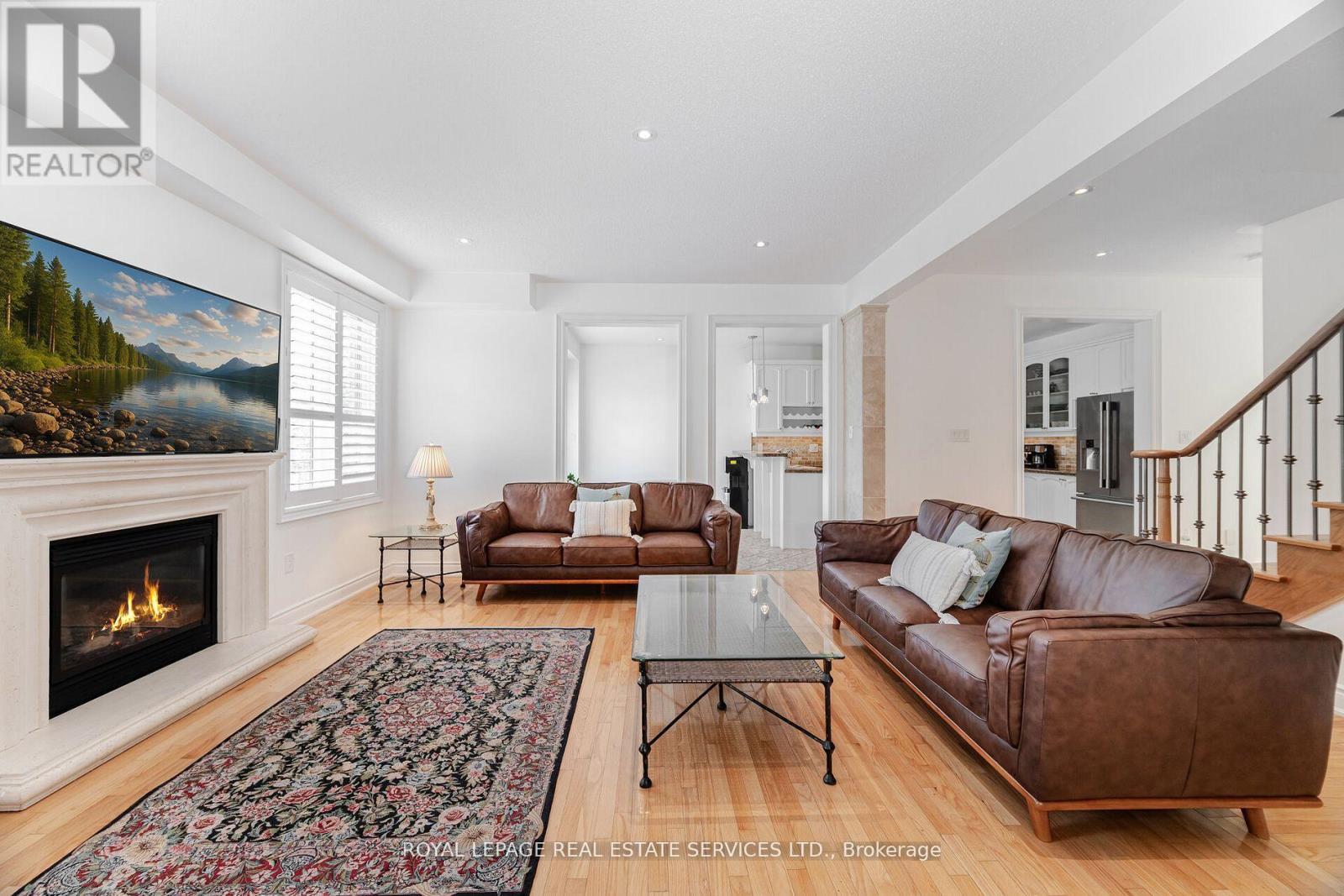 215 Burloak Drive, Oakville, Ontario  L6L 6T6 - Photo 11 - W12530430