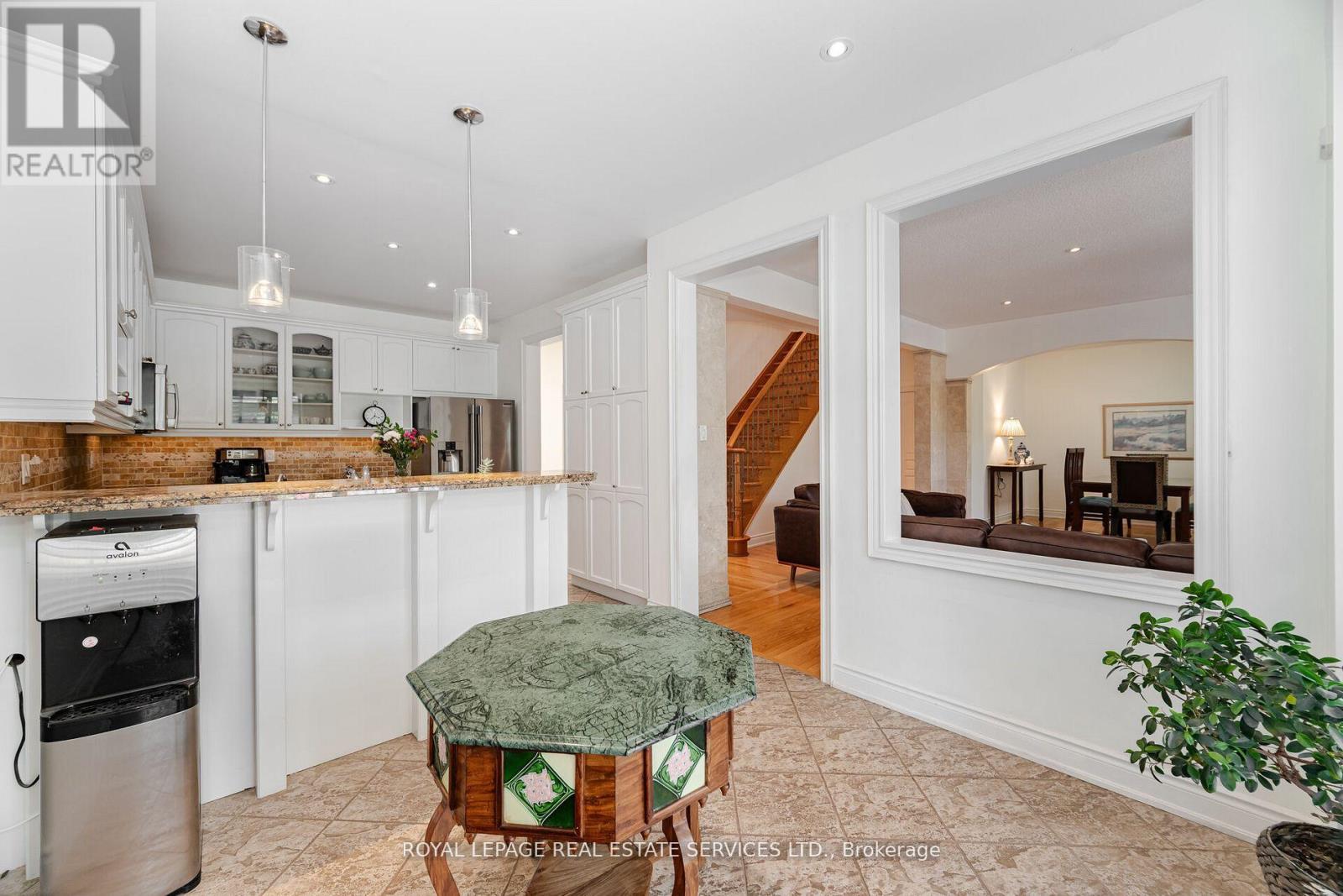 215 Burloak Drive, Oakville, Ontario  L6L 6T6 - Photo 12 - W12530430