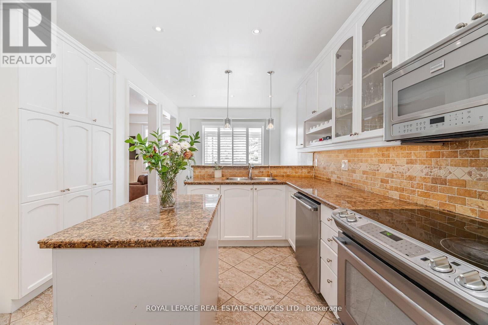 215 Burloak Drive, Oakville, Ontario  L6L 6T6 - Photo 16 - W12530430