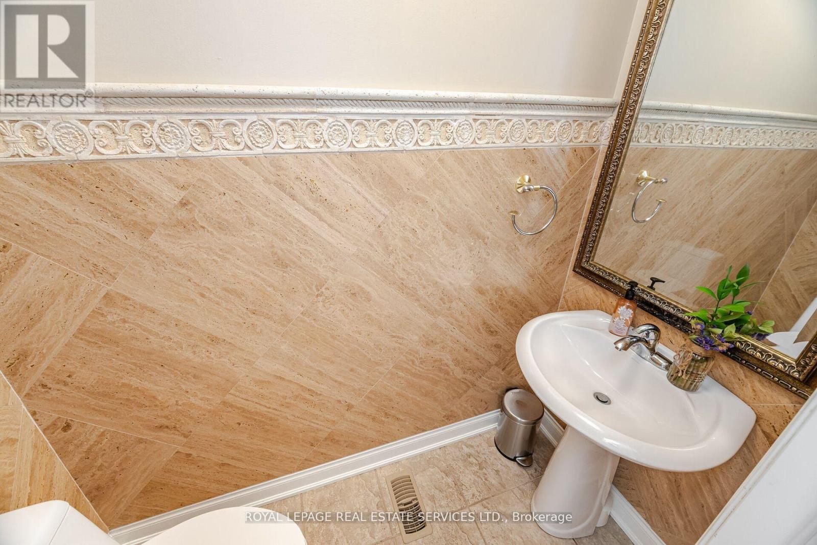 215 Burloak Drive, Oakville, Ontario  L6L 6T6 - Photo 17 - W12530430