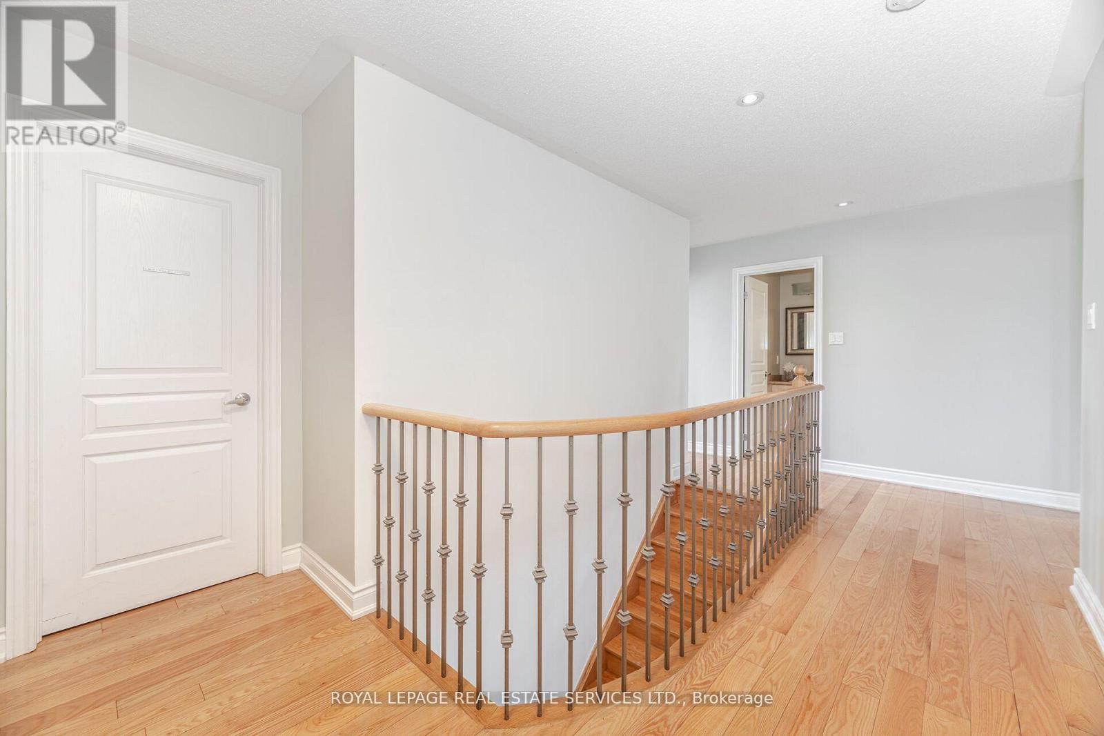 215 Burloak Drive, Oakville, Ontario  L6L 6T6 - Photo 18 - W12530430