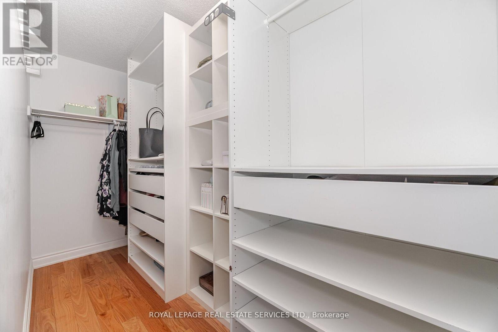 215 Burloak Drive, Oakville, Ontario  L6L 6T6 - Photo 24 - W12530430