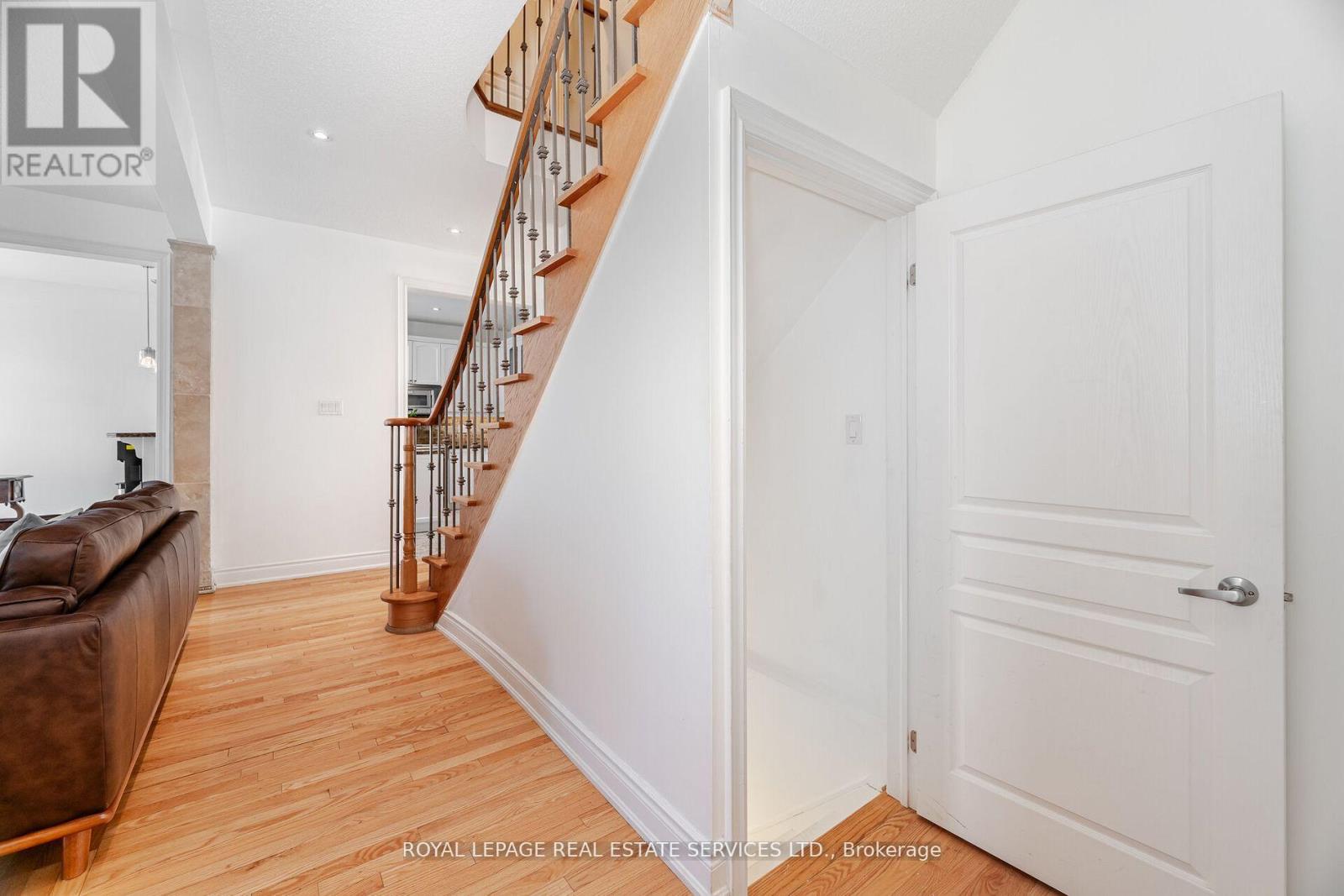 215 Burloak Drive, Oakville, Ontario  L6L 6T6 - Photo 27 - W12530430