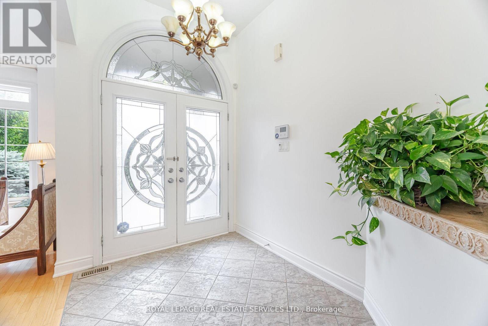 215 Burloak Drive, Oakville, Ontario  L6L 6T6 - Photo 4 - W12530430