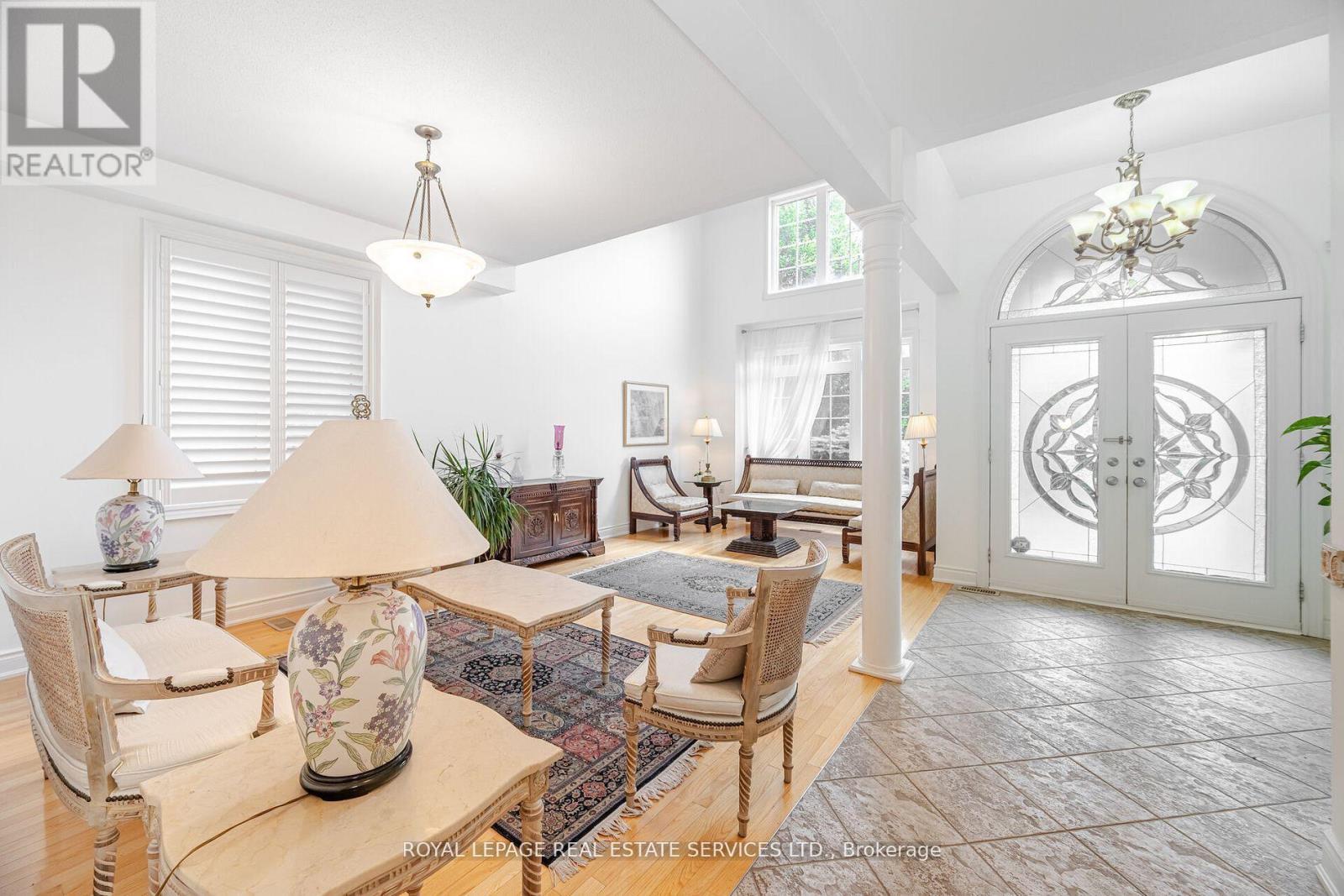 215 Burloak Drive, Oakville, Ontario  L6L 6T6 - Photo 5 - W12530430