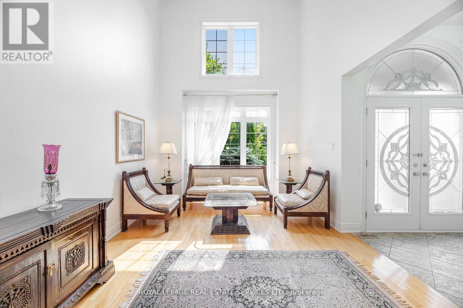 215 Burloak Drive, Oakville, Ontario  L6L 6T6 - Photo 6 - W12530430