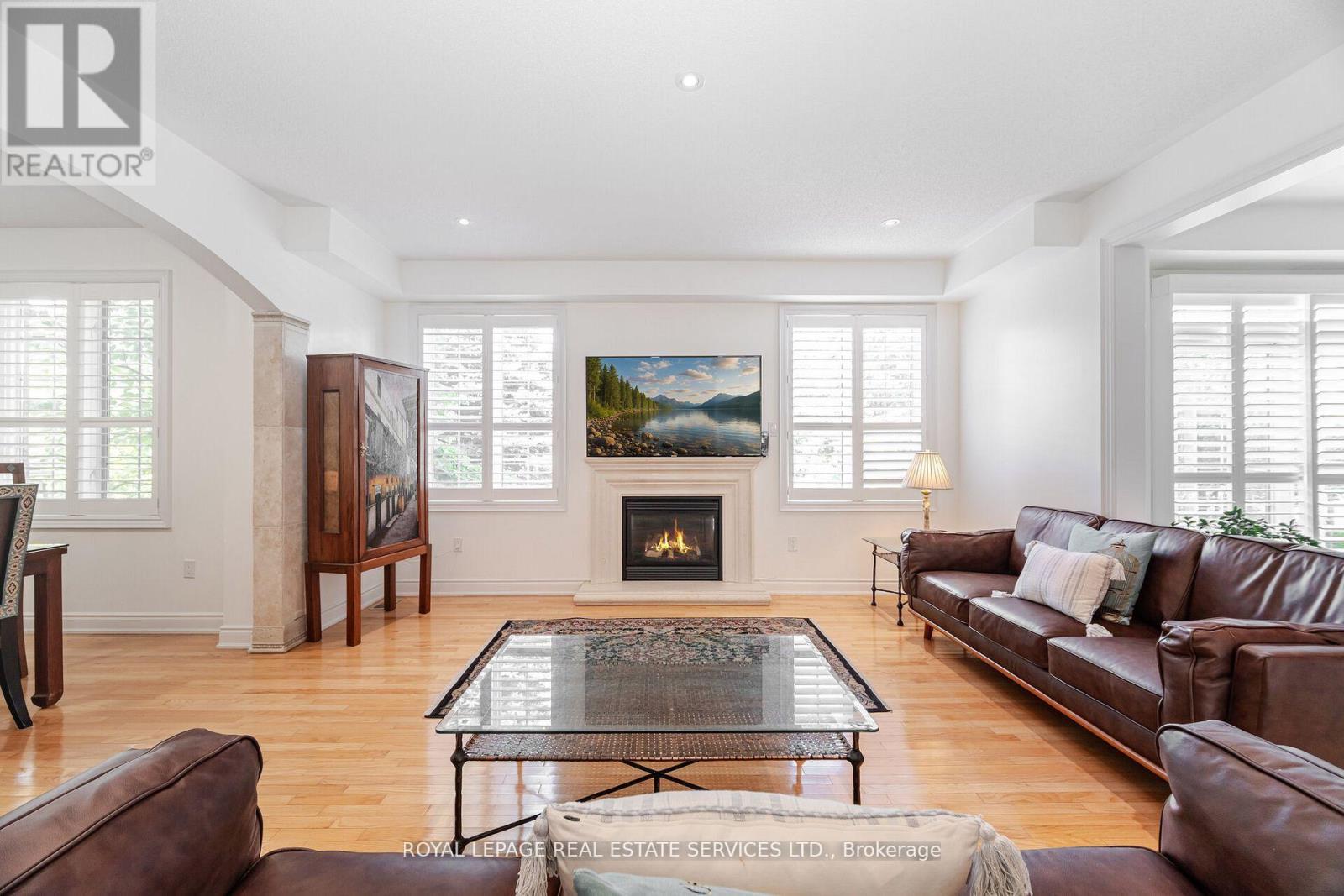 215 Burloak Drive, Oakville, Ontario  L6L 6T6 - Photo 9 - W12530430