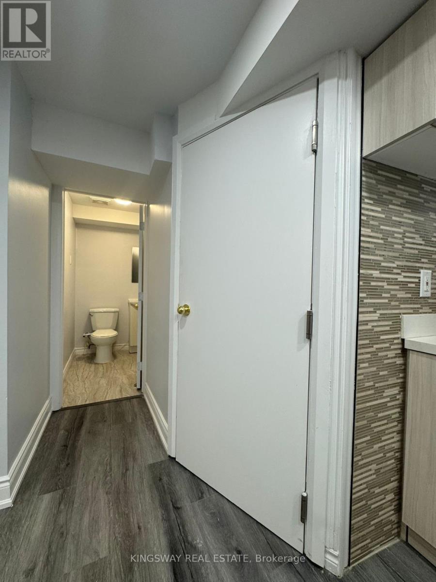 659 Roselaire Trail, Mississauga, Ontario  L5R 3C6 - Photo 9 - W12530492