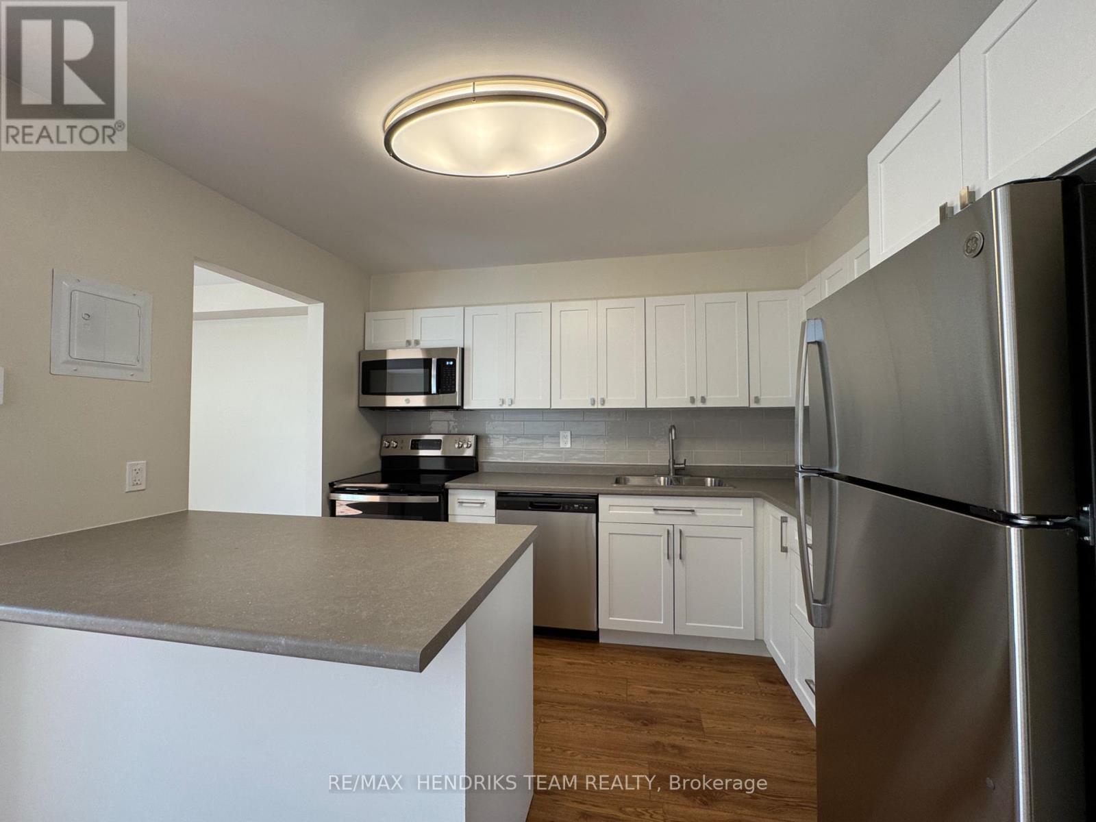 217 - 5611 Valley Way, Niagara Falls, Ontario  L2E 7A9 - Photo 2 - X12530746