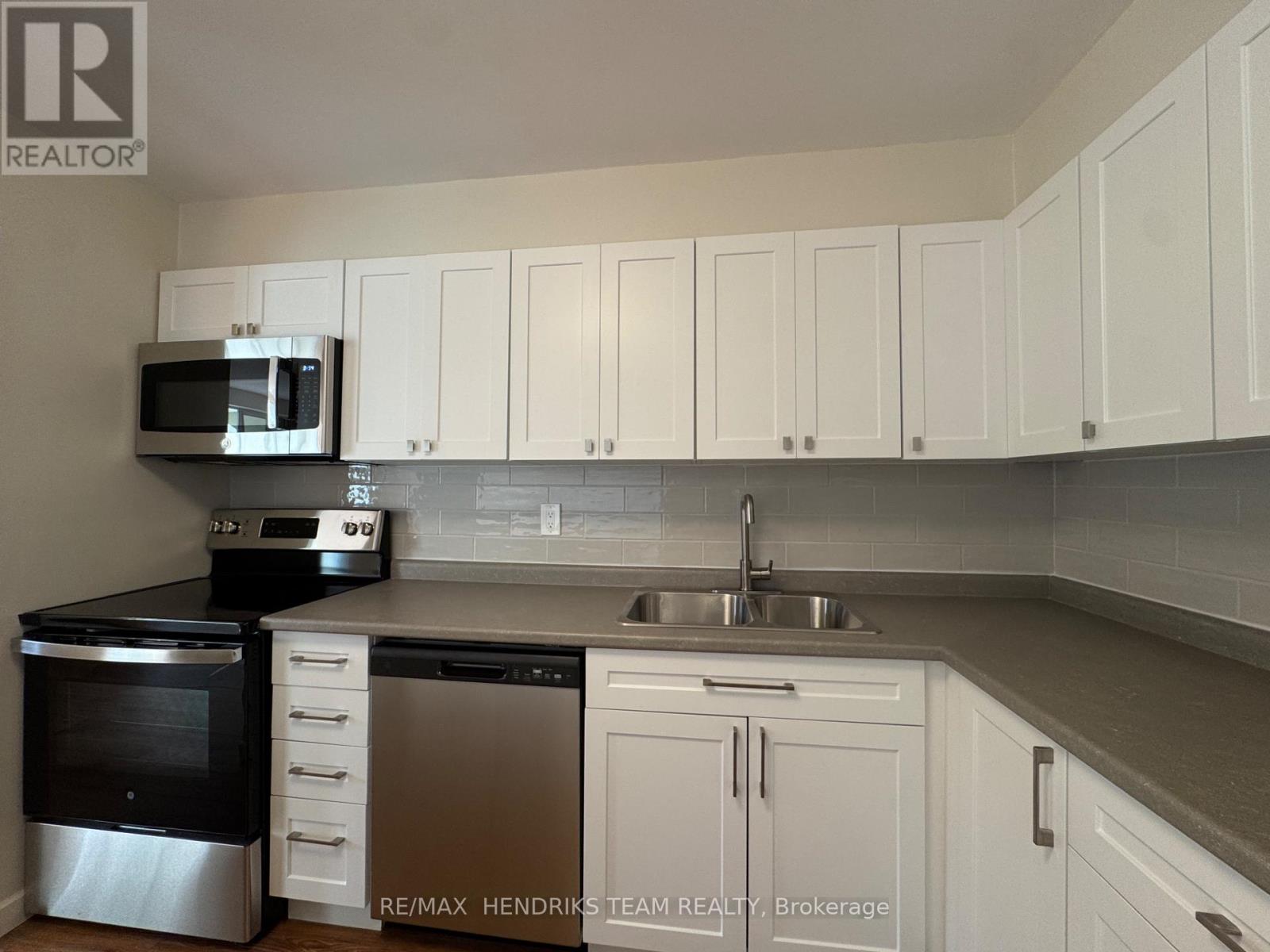 217 - 5611 Valley Way, Niagara Falls, Ontario  L2E 7A9 - Photo 3 - X12530746