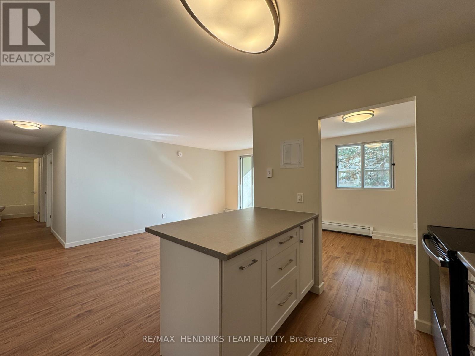 217 - 5611 Valley Way, Niagara Falls, Ontario  L2E 7A9 - Photo 5 - X12530746