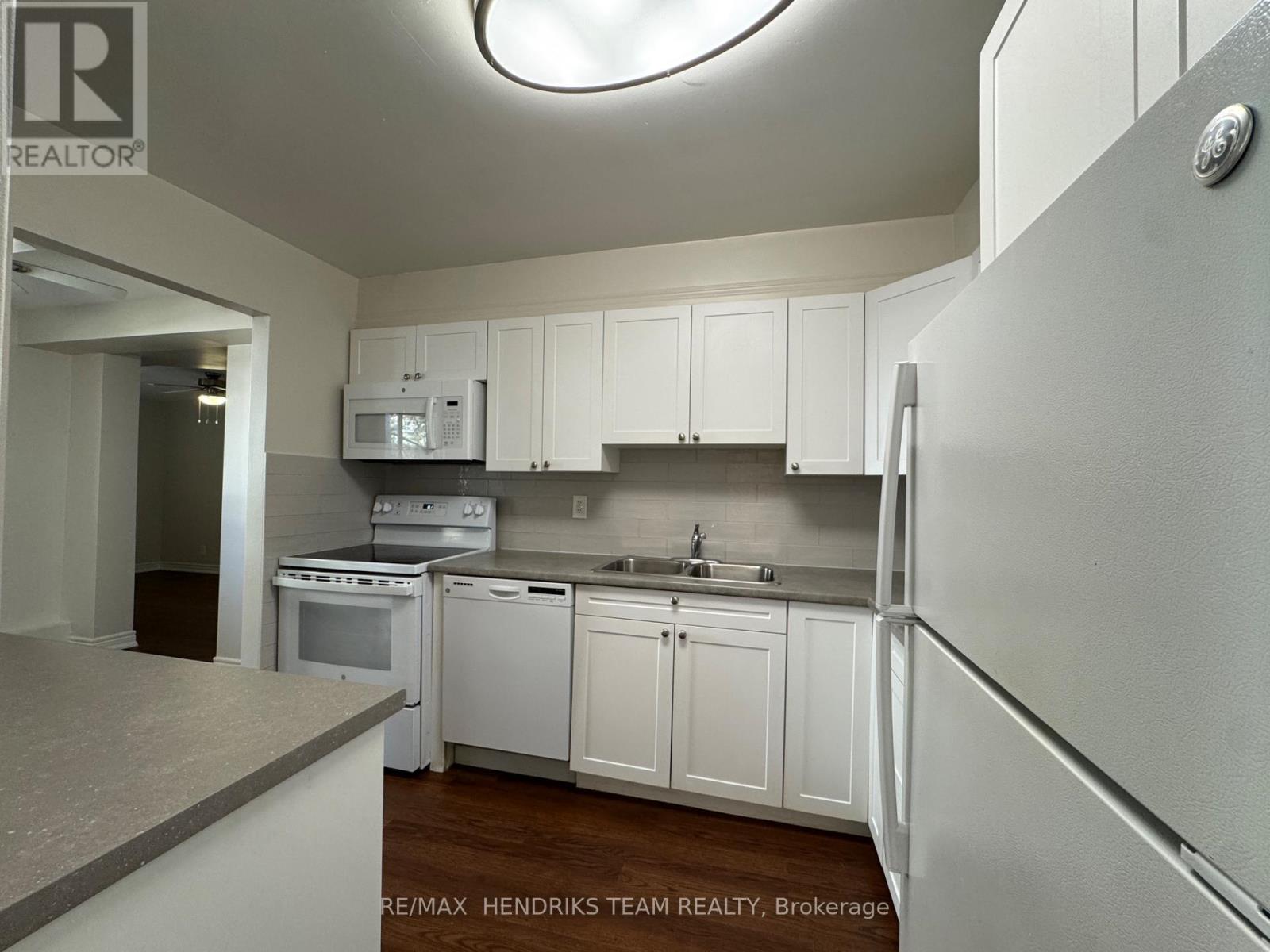 214 - 5611 Valley Way, Niagara Falls, Ontario  L2E 7A9 - Photo 2 - X12530772