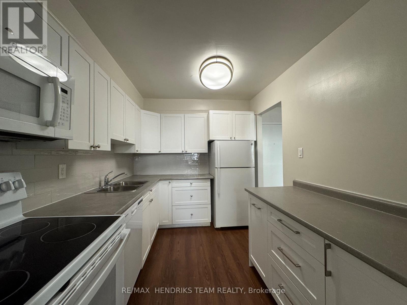 214 - 5611 Valley Way, Niagara Falls, Ontario  L2E 7A9 - Photo 3 - X12530772