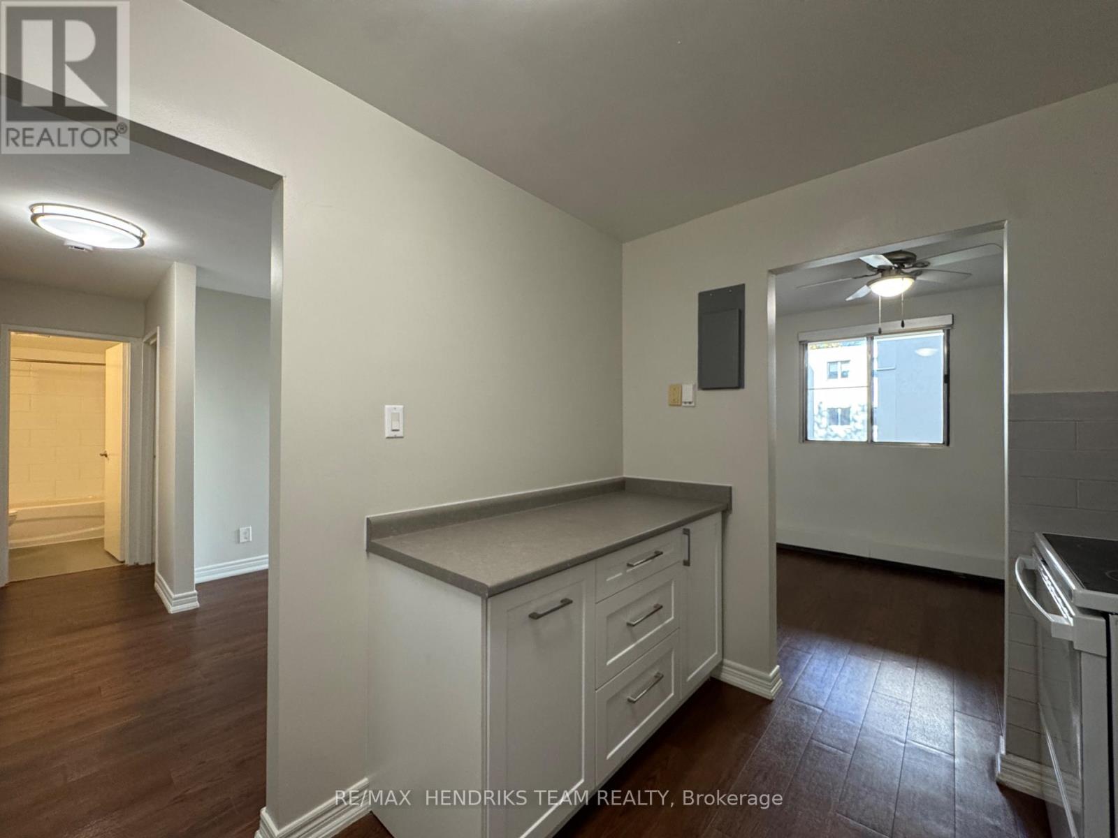 214 - 5611 Valley Way, Niagara Falls, Ontario  L2E 7A9 - Photo 4 - X12530772