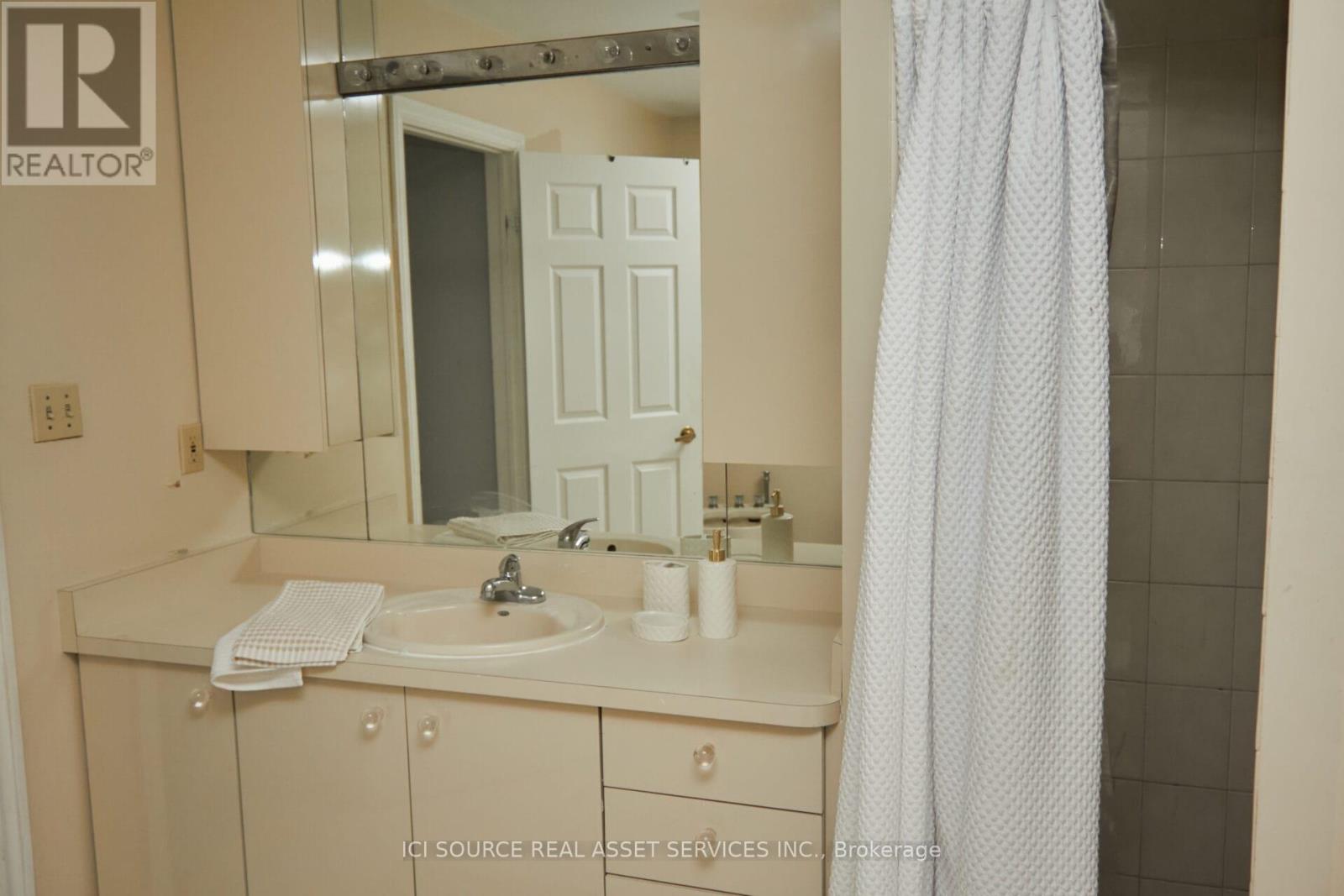 104 Almore Avenue, Toronto, Ontario  M3H 2H5 - Photo 15 - C12414211