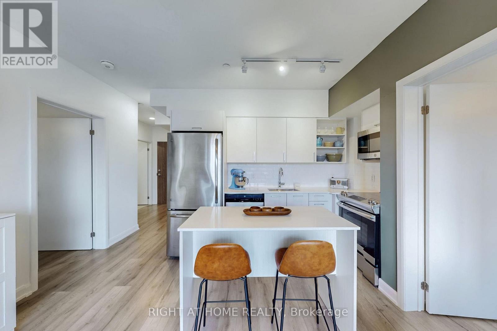 202 - 385 Osler Street, Toronto, Ontario  M6N 2Z4 - Photo 6 - W12395947