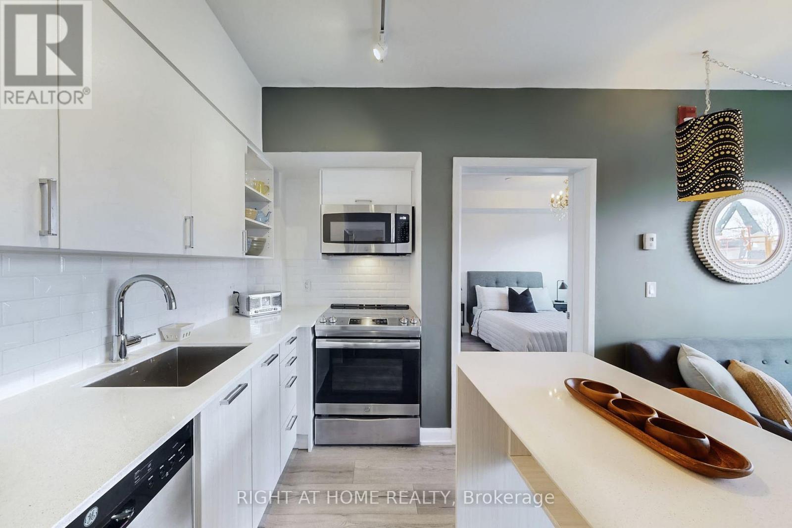 202 - 385 Osler Street, Toronto, Ontario  M6N 2Z4 - Photo 9 - W12395947