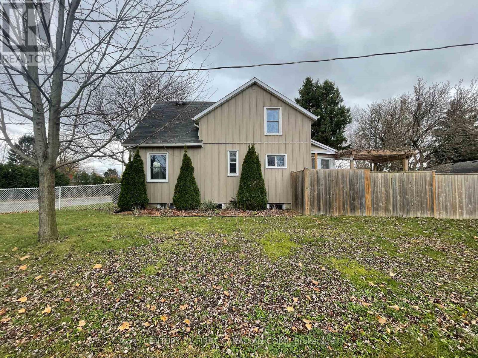 64 Edward Street, St. Thomas, Ontario  N5P 1Y6 - Photo 2 - X12530368