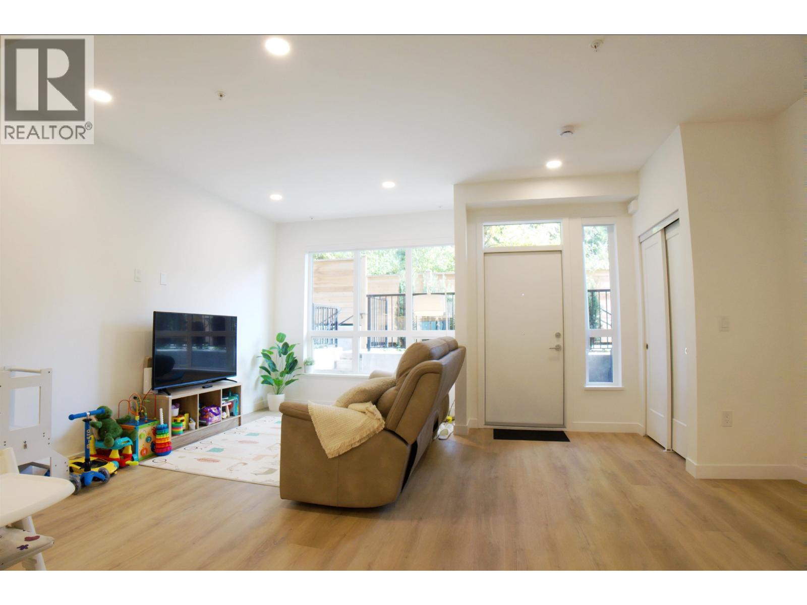 202 381 Clayton Street, Coquitlam, British Columbia  V3K 0J8 - Photo 3 - R3066204